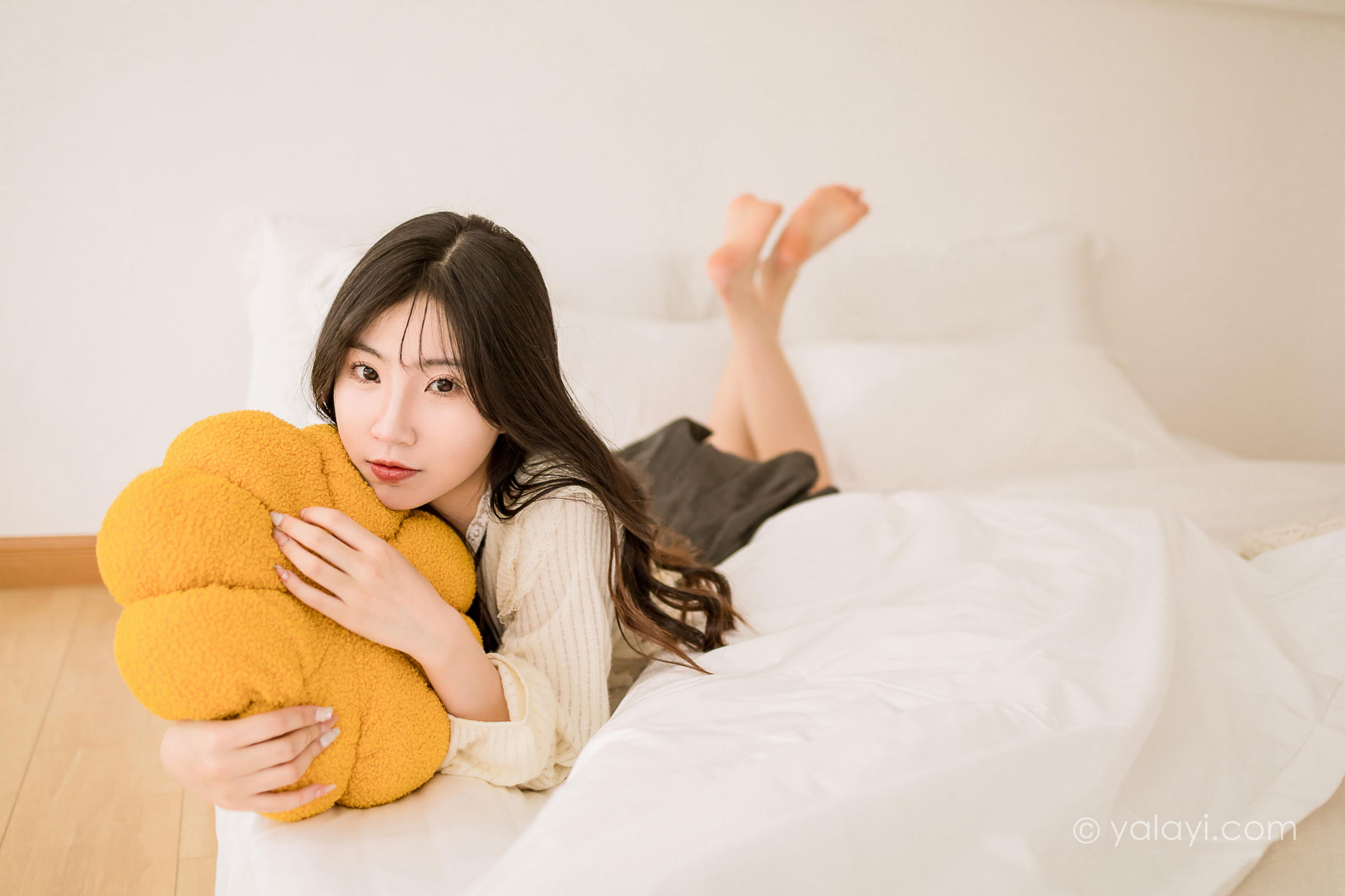 [YALAYI雅拉伊]2022.12.05 大幸福 小乔 白色镂空衬衫加灰色短裙居家清纯写真集第5张