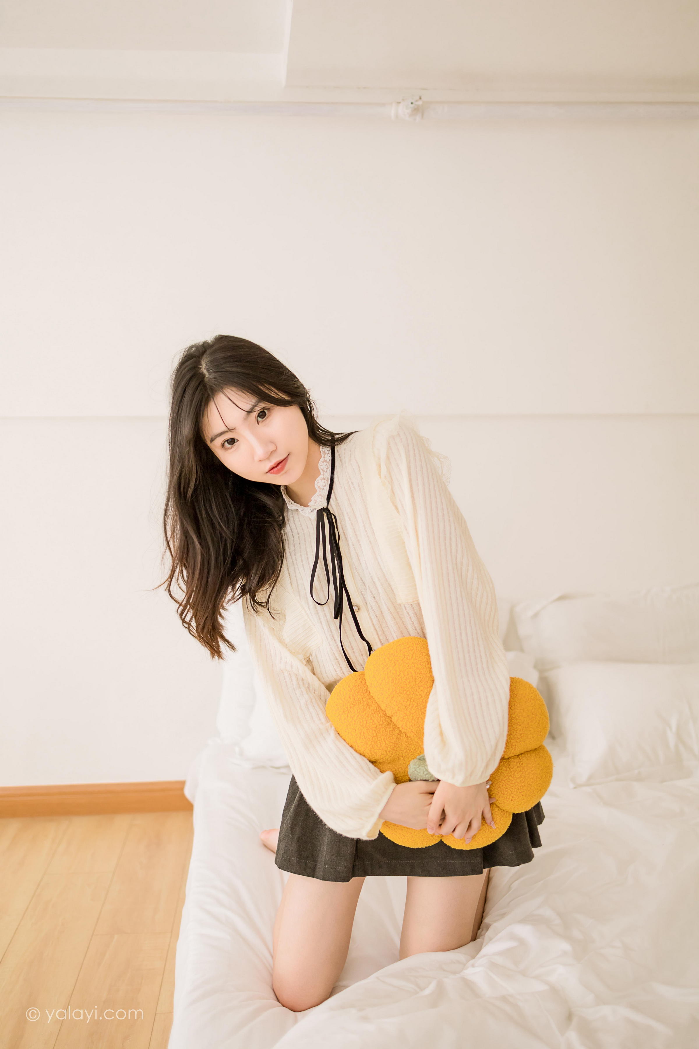 [YALAYI雅拉伊]2022.12.05 大幸福 小乔 白色镂空衬衫加灰色短裙居家清纯写真集第6张