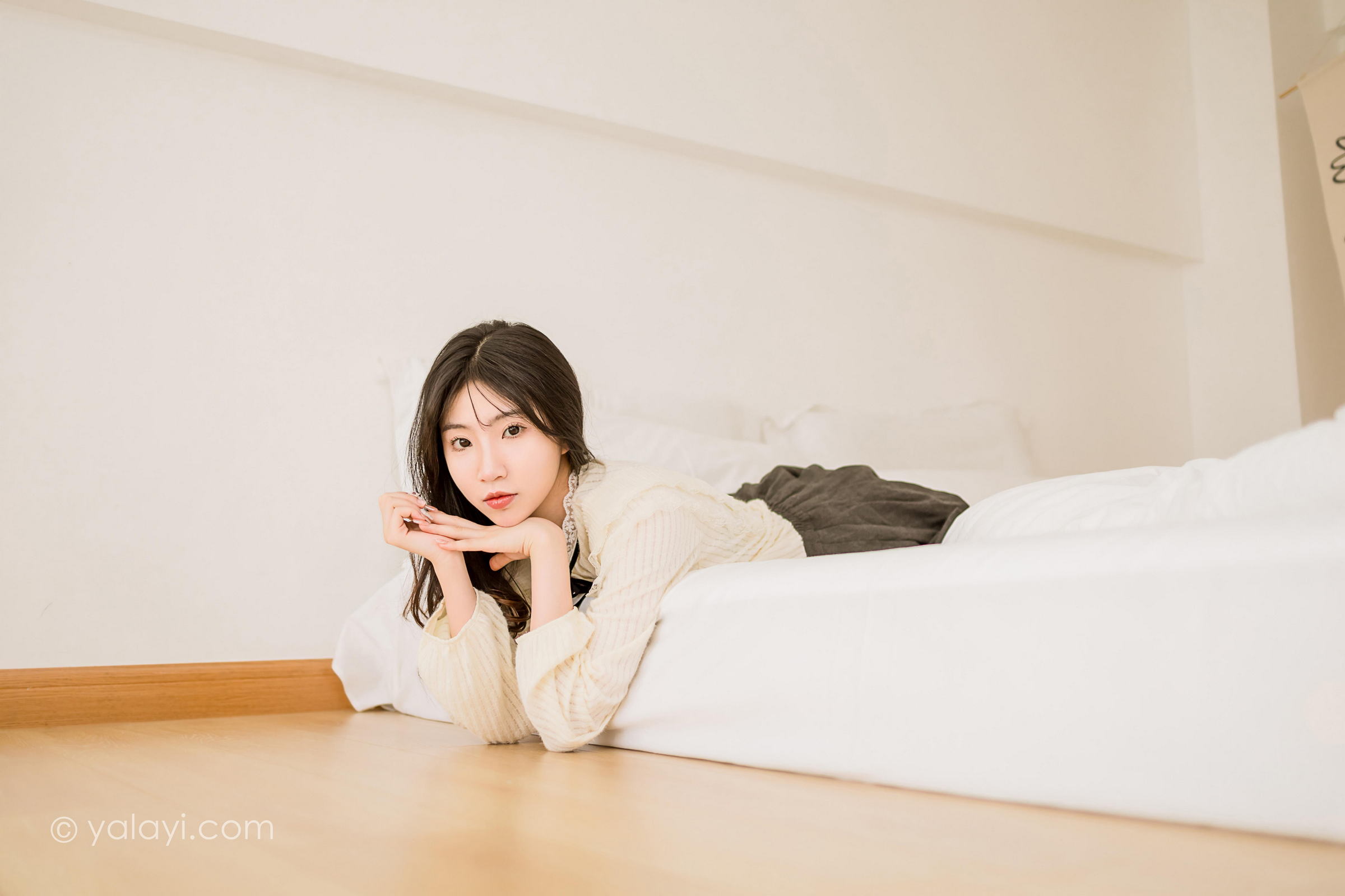 [YALAYI雅拉伊]2022.12.05 大幸福 小乔 白色镂空衬衫加灰色短裙居家清纯写真集第11张