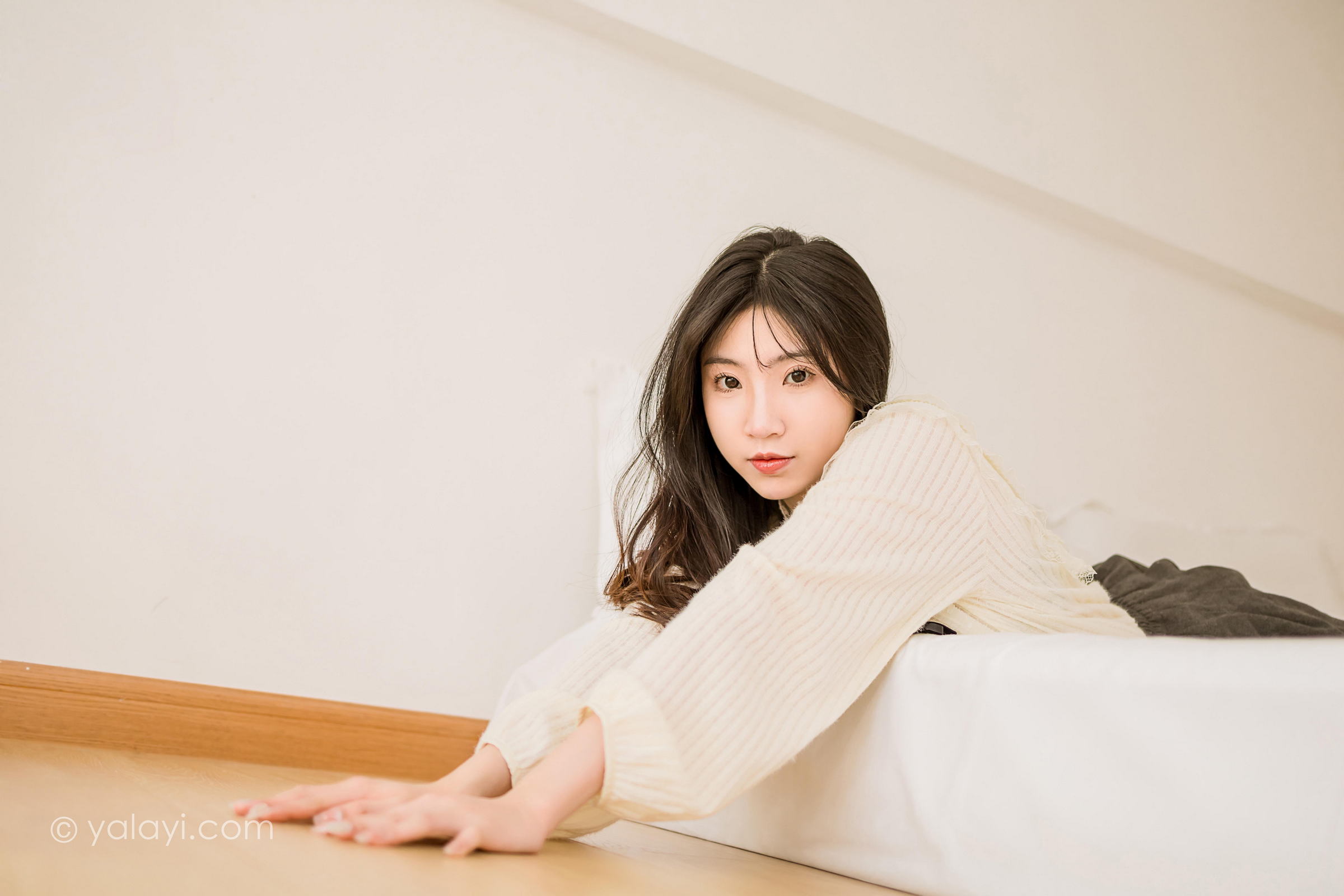 [YALAYI雅拉伊]2022.12.05 大幸福 小乔 白色镂空衬衫加灰色短裙居家清纯写真集第11张