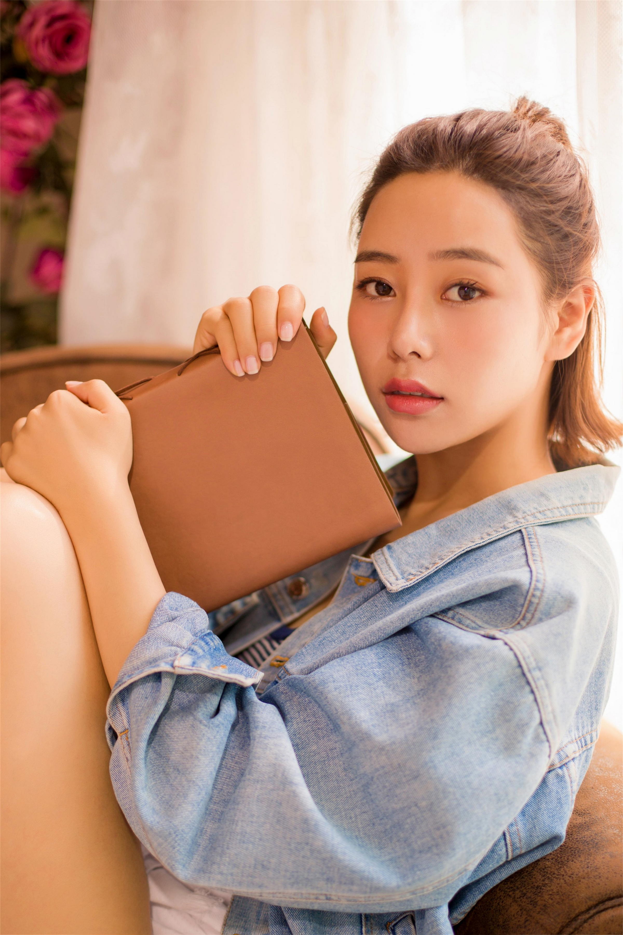 [YALAYI雅拉伊]2022.12.08 不负遇见 小乔 牛仔外套与吊带小背心加白色短裤性感私房写真集第3张