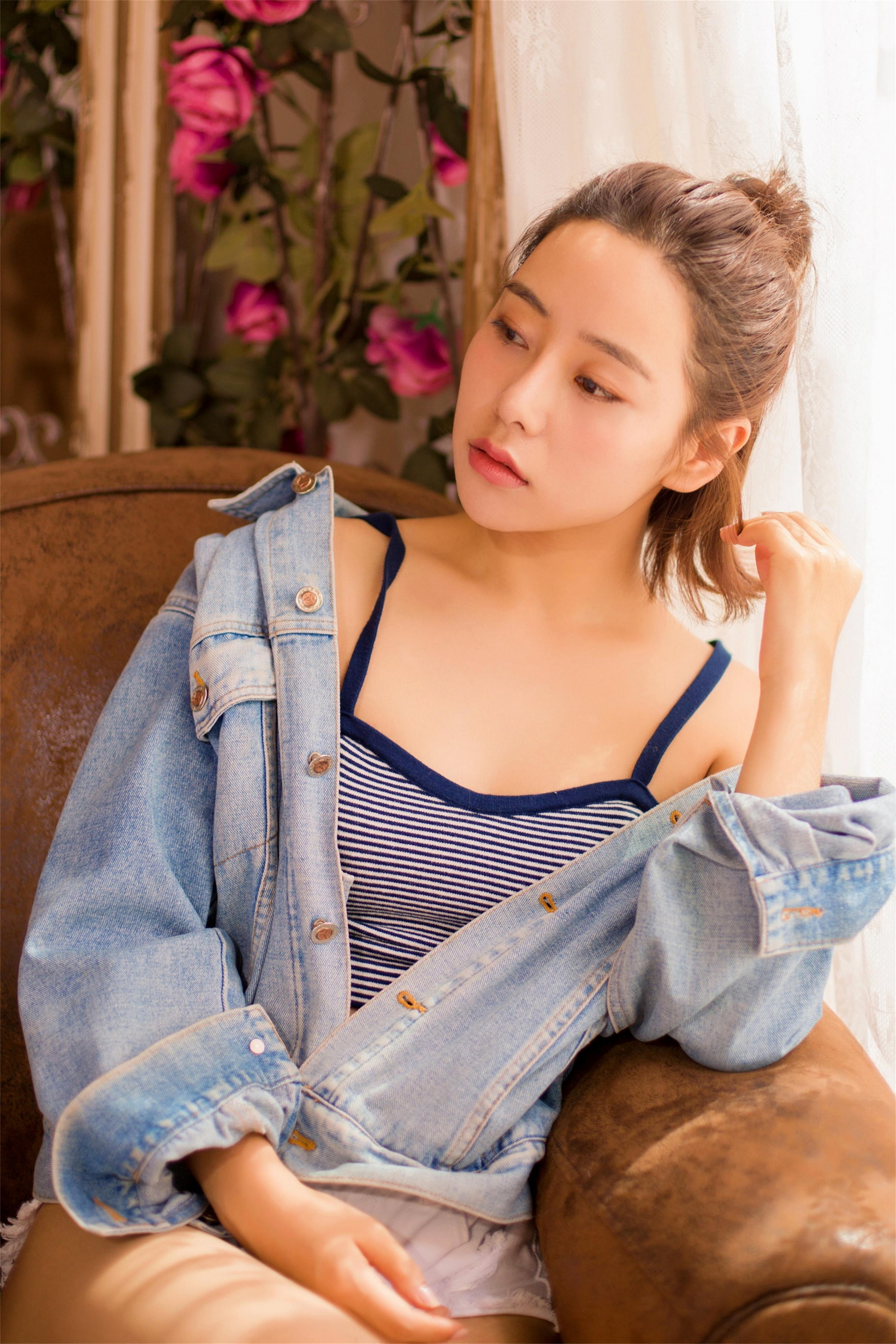 [YALAYI雅拉伊]2022.12.08 不负遇见 小乔 牛仔外套与吊带小背心加白色短裤性感私房写真集第8张