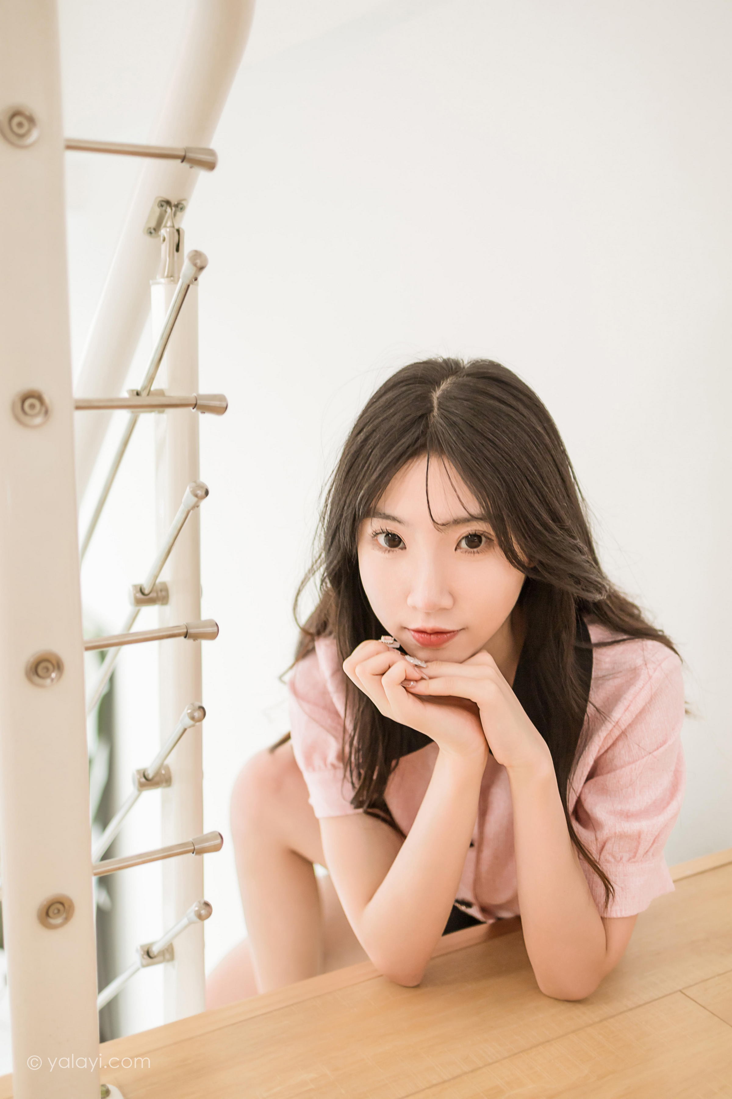 [YALAYI雅拉伊]2022.12.16 牛奶糖 小乔 粉色露腰小外套加黑色百褶短裙清纯写真集第8张