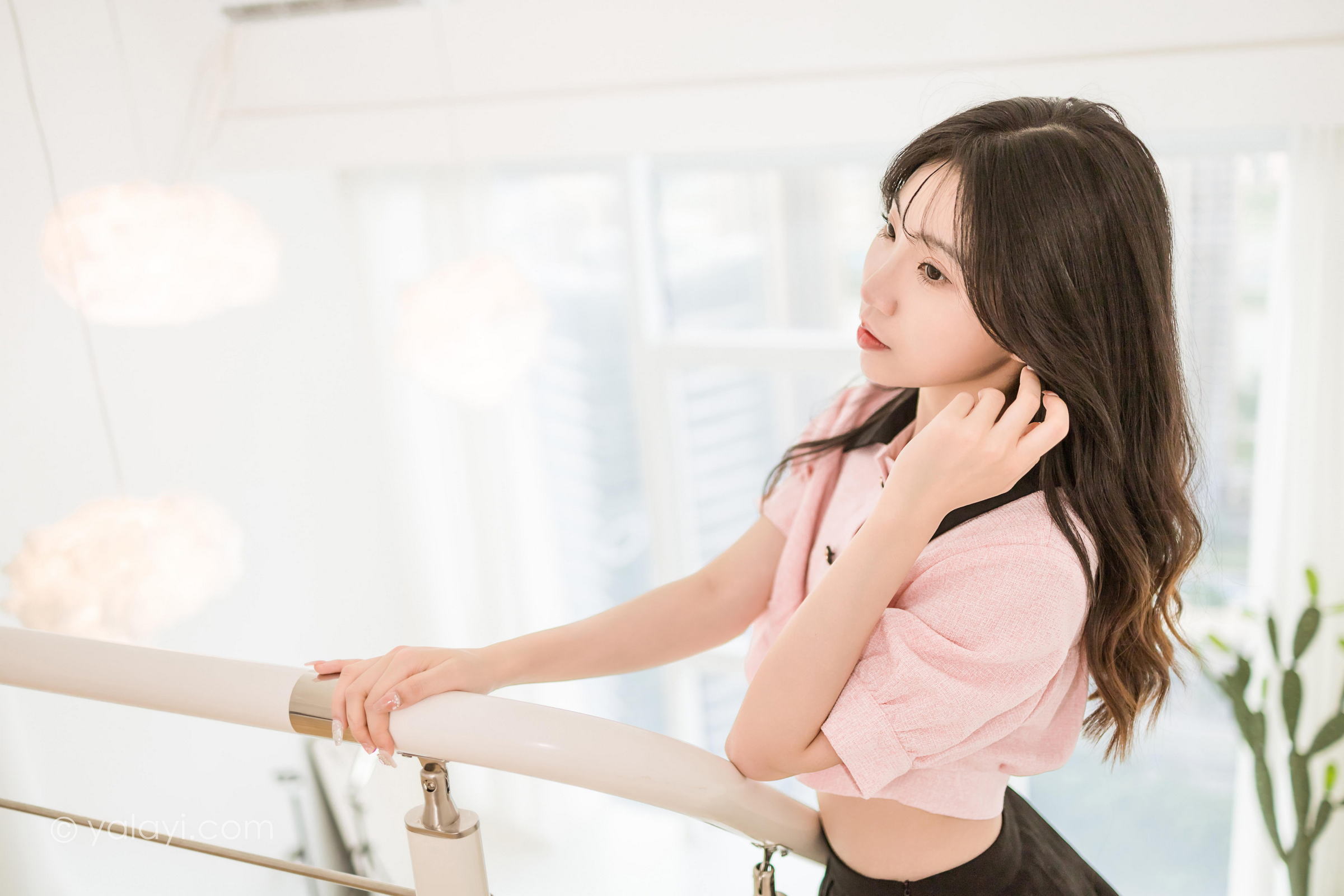 [YALAYI雅拉伊]2022.12.16 牛奶糖 小乔 粉色露腰小外套加黑色百褶短裙清纯写真集第10张