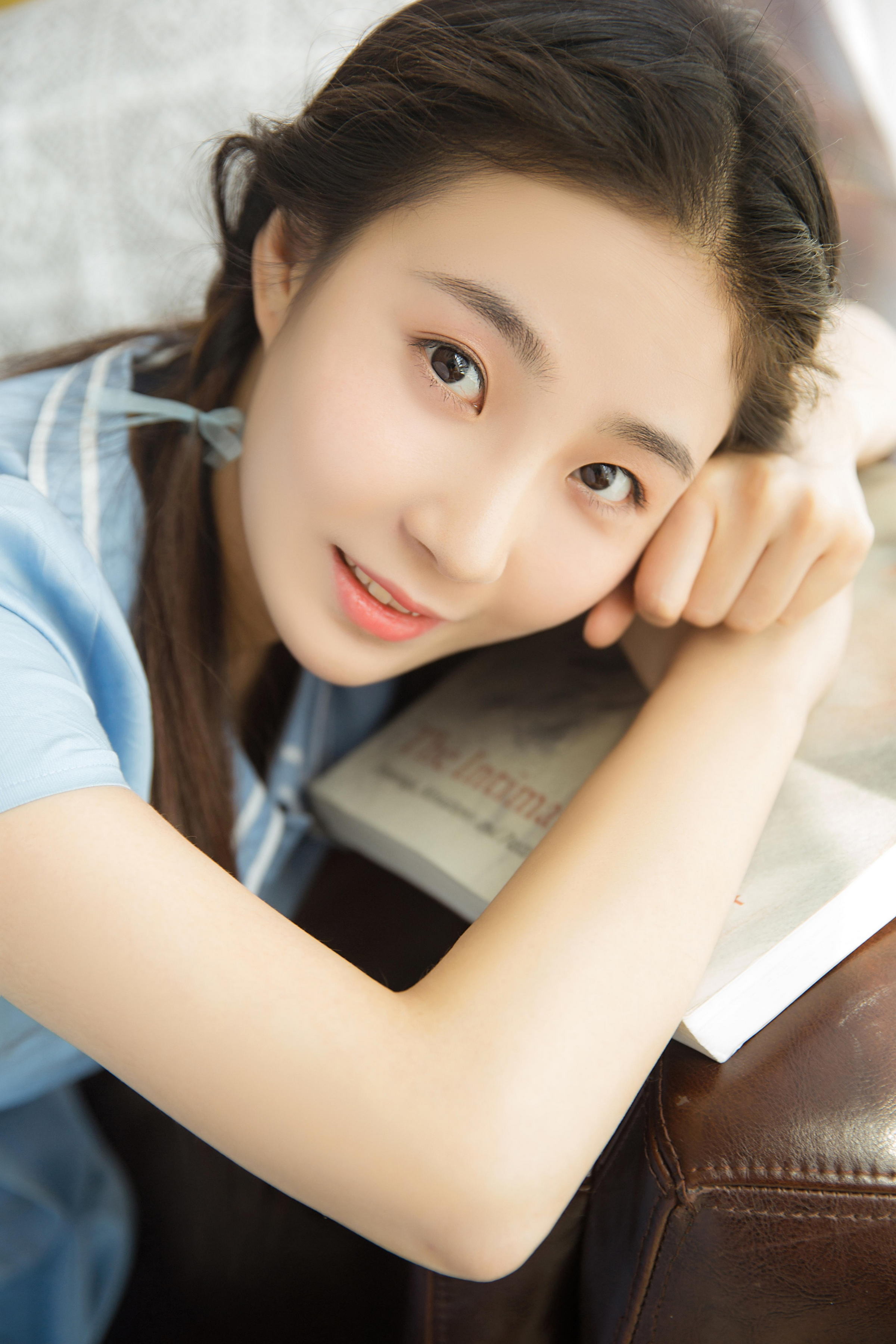 [YALAYI雅拉伊]2022.12.26 如影相随 清纯少女 灰色高中女生制服与白色小背心加安全短裤私房写真集第11张