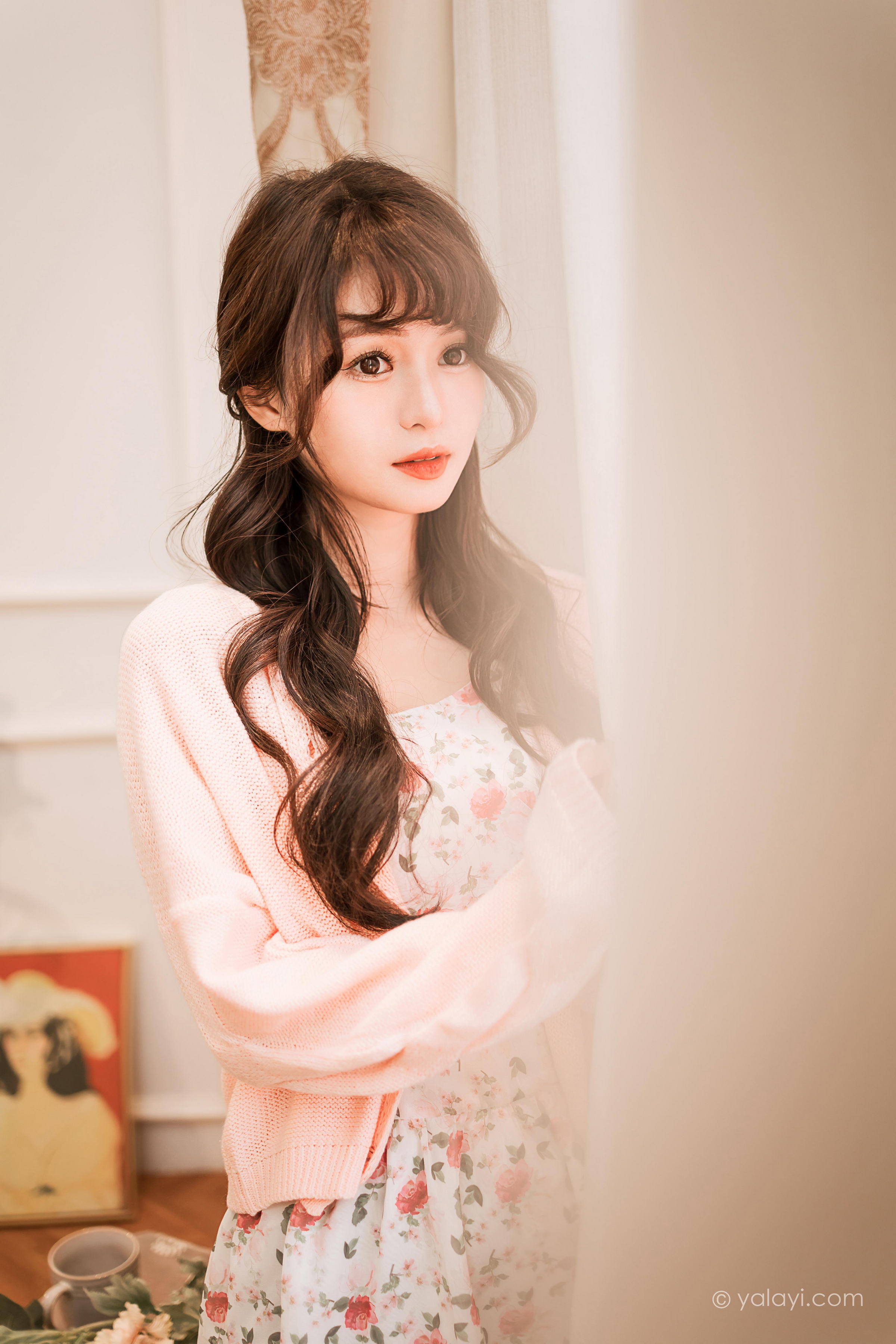 [YALAYI雅拉伊]2022.12.30 第一眼就喜欢上你 小亭 白色围裙加粉色碎花连衣裙居家清纯写真集第3张