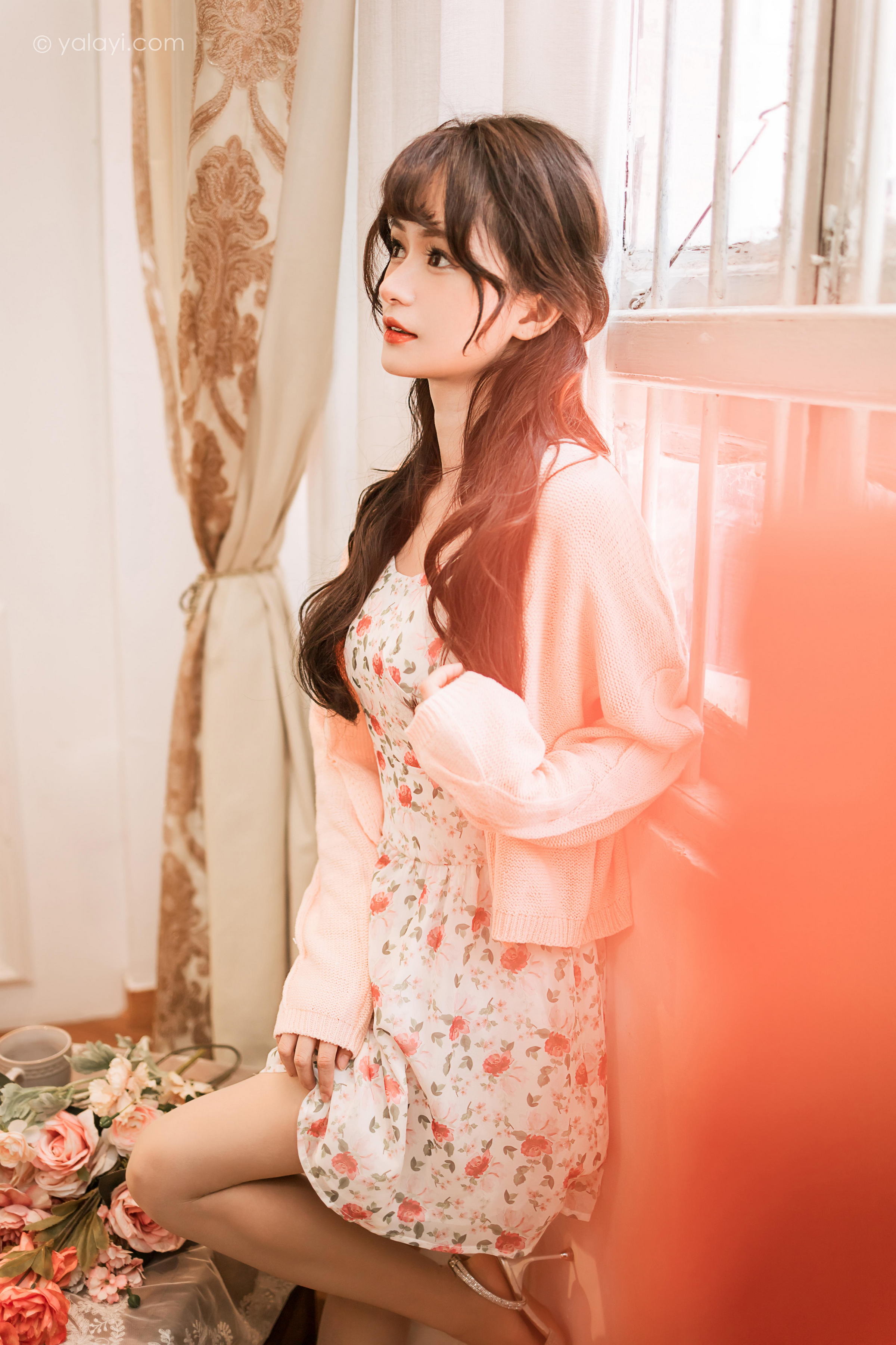 [YALAYI雅拉伊]2022.12.30 第一眼就喜欢上你 小亭 白色围裙加粉色碎花连衣裙居家清纯写真集第6张