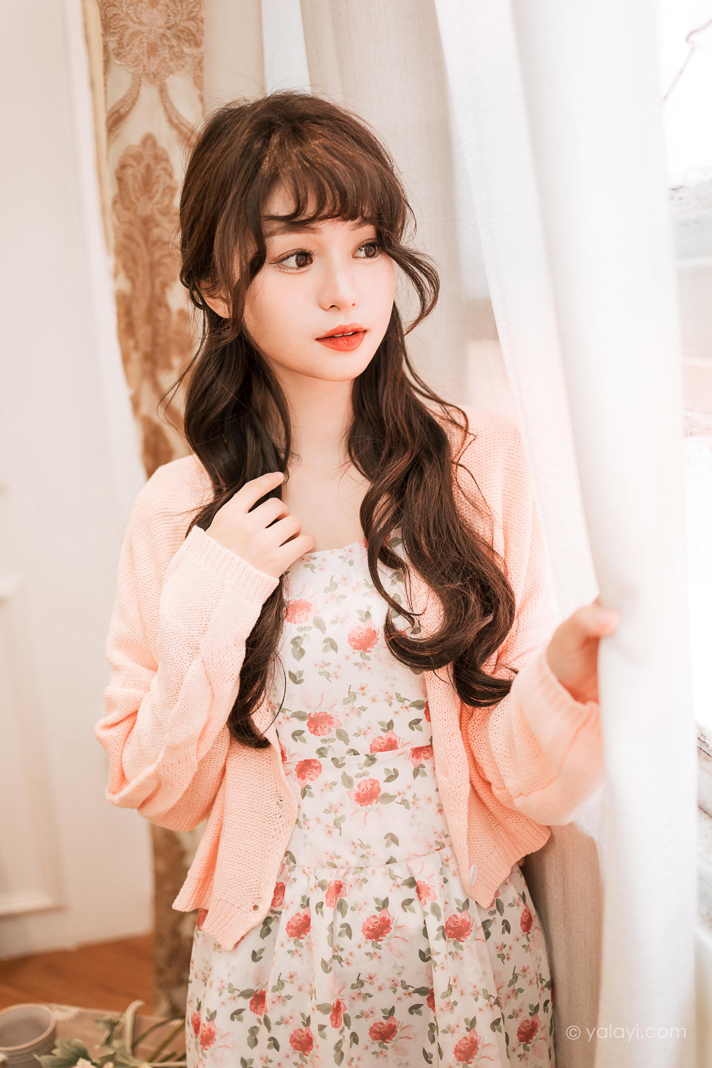 [YALAYI雅拉伊]2022.12.30 第一眼就喜欢上你 小亭 白色围裙加粉色碎花连衣裙居家清纯写真集第8张
