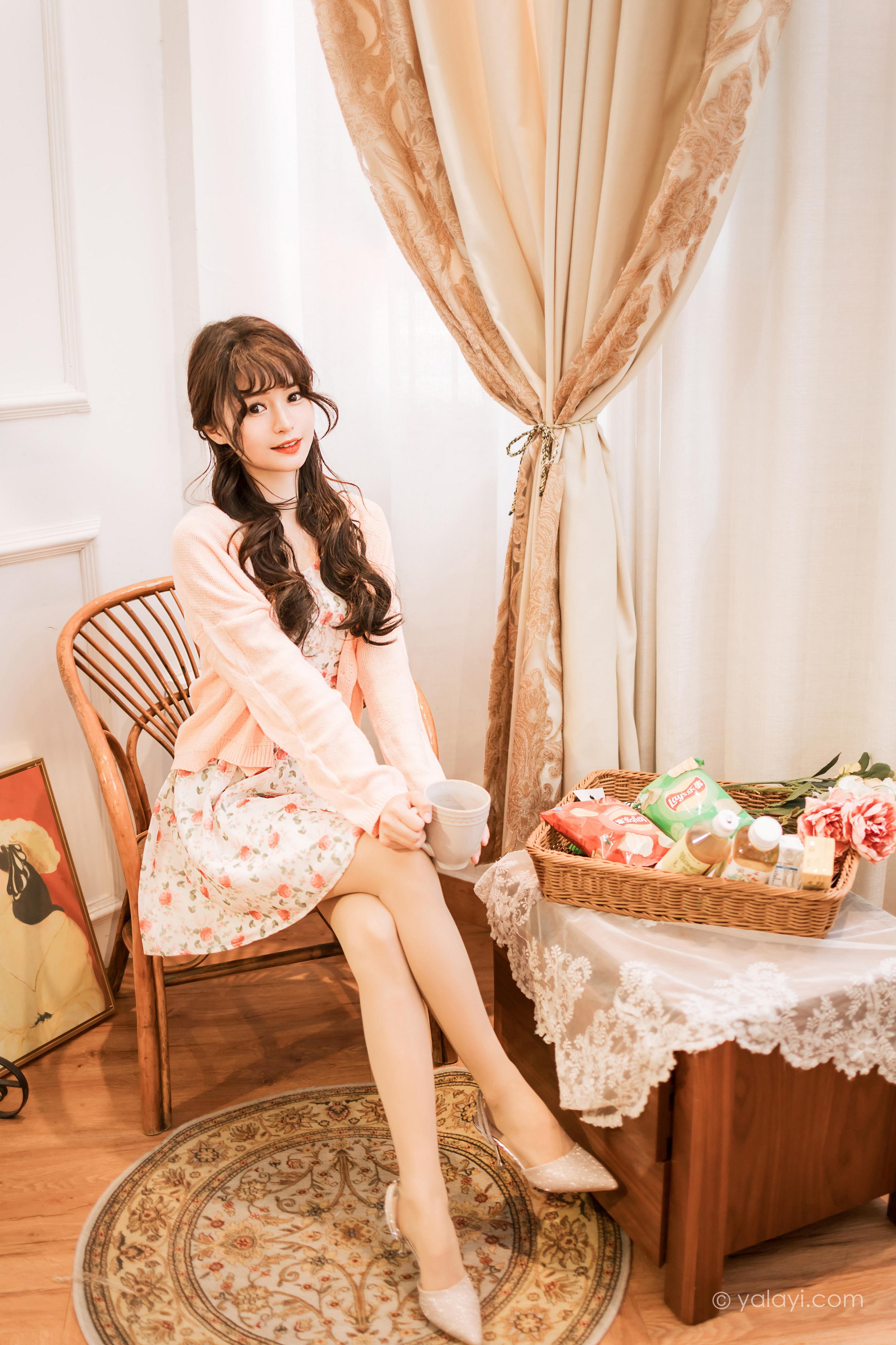 [YALAYI雅拉伊]2022.12.30 第一眼就喜欢上你 小亭 白色围裙加粉色碎花连衣裙居家清纯写真集第13张