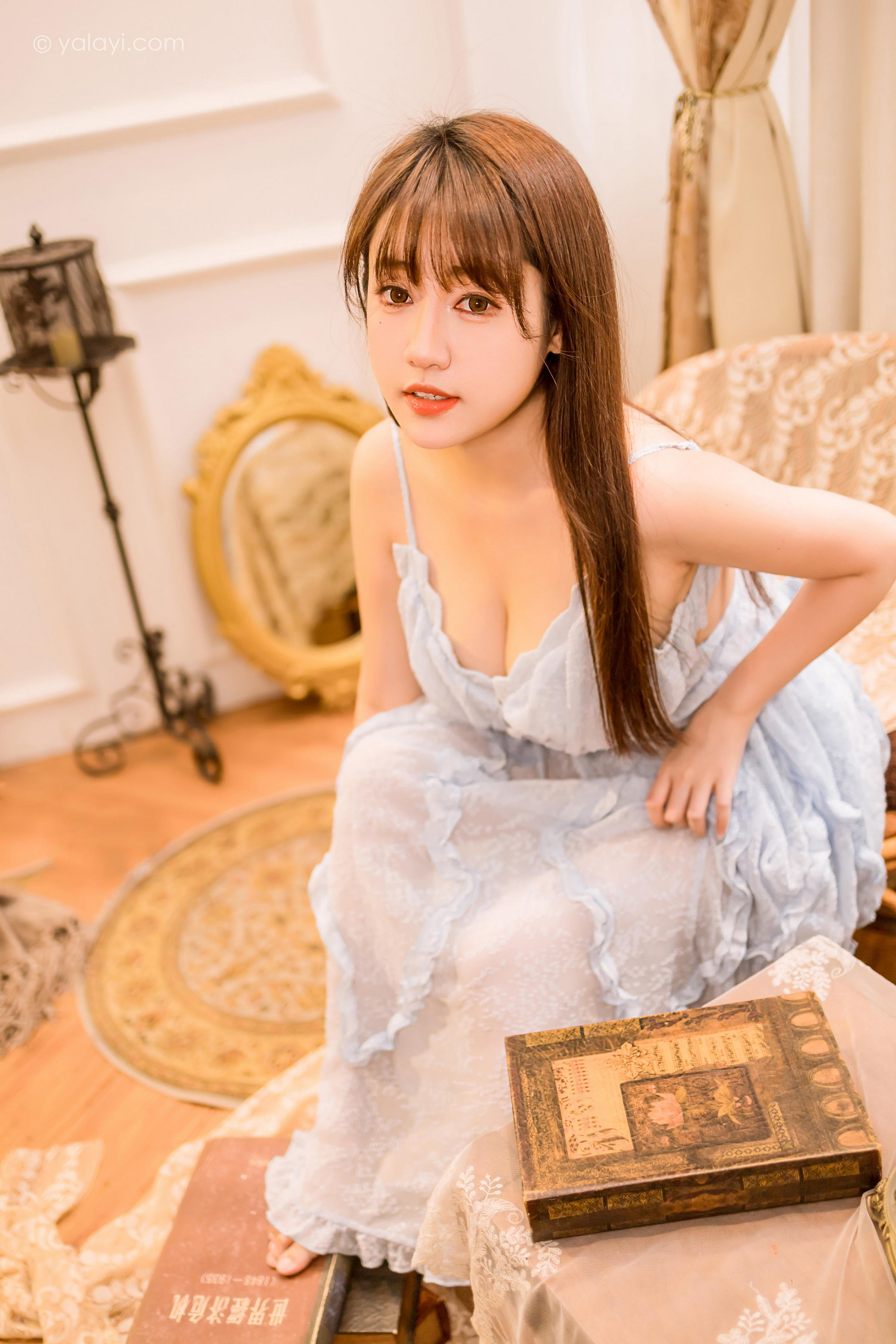 [YALAYI雅拉伊]2022.12.30 蓝色妖姬 虞艺 灰色吊带蕾丝连衣裙居家清纯写真集第11张