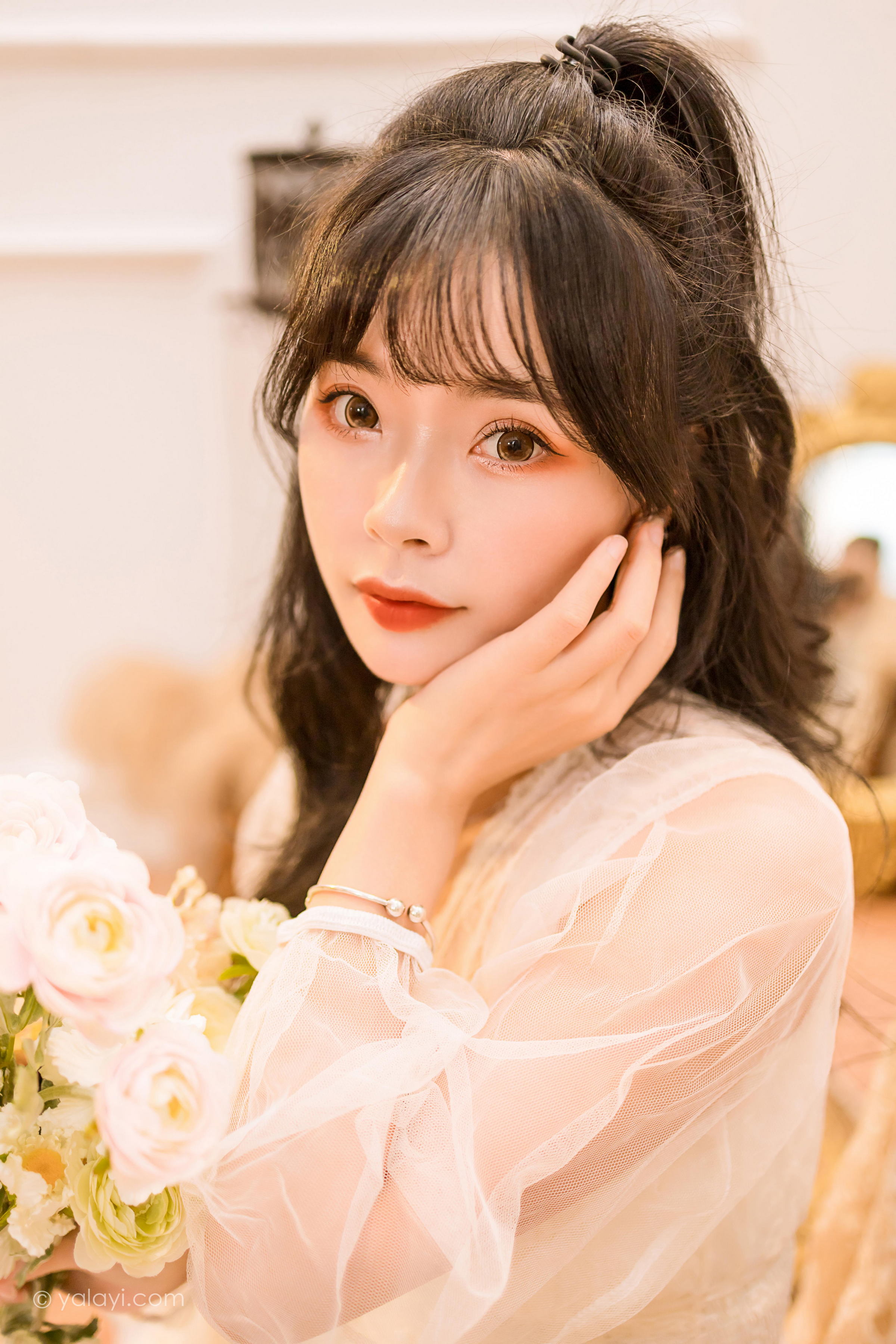 [YALAYI雅拉伊]2022.12.30 梦蝶 程小蝶 白色透视披肩加吊带蕾丝连衣裙清纯写真集第4张