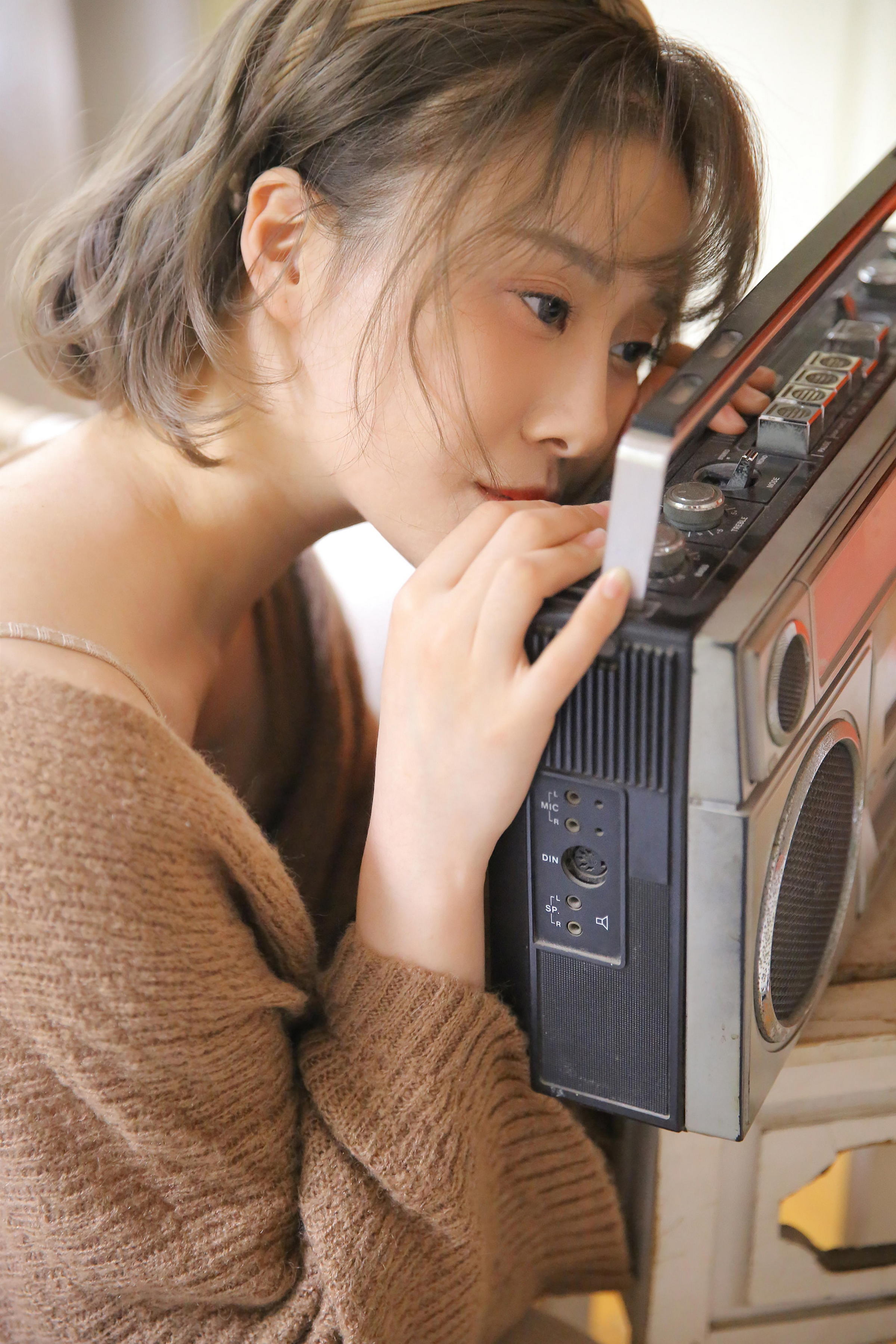 [YALAYI雅拉伊]2022.12.30 千里之外 新婚少妇 棕色披肩加米色吊带连衣裙居家清纯写真集第5张