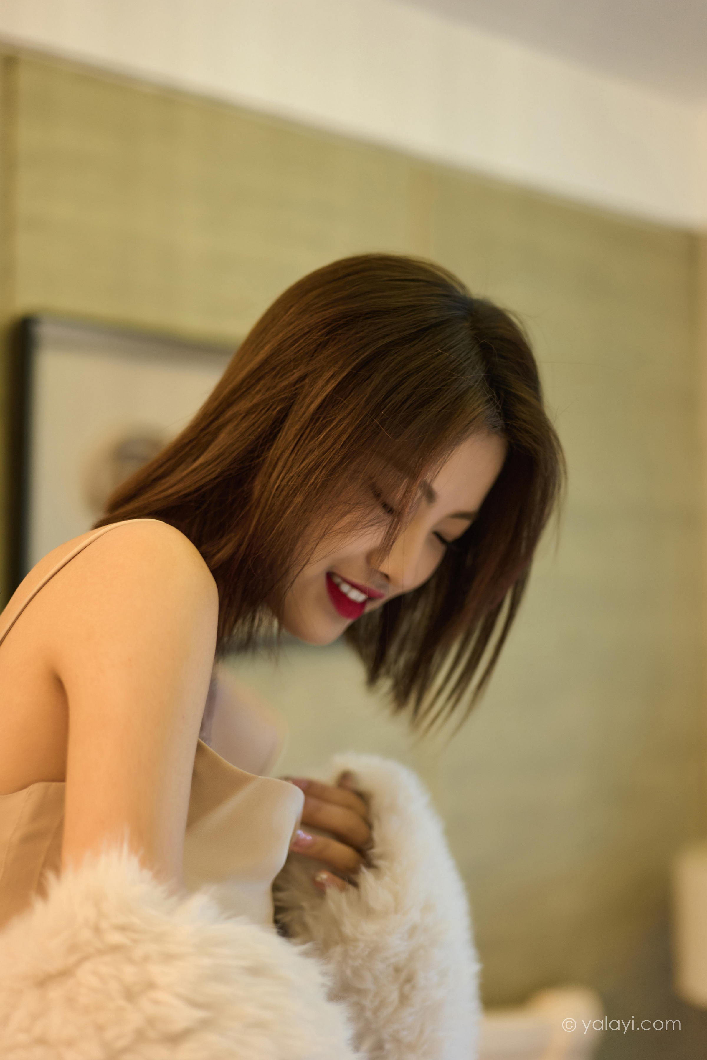 [YALAYI雅拉伊]2022.12.30 慵懒的女人 悦儿 米色吊带连衣裙居家清纯写真集第3张