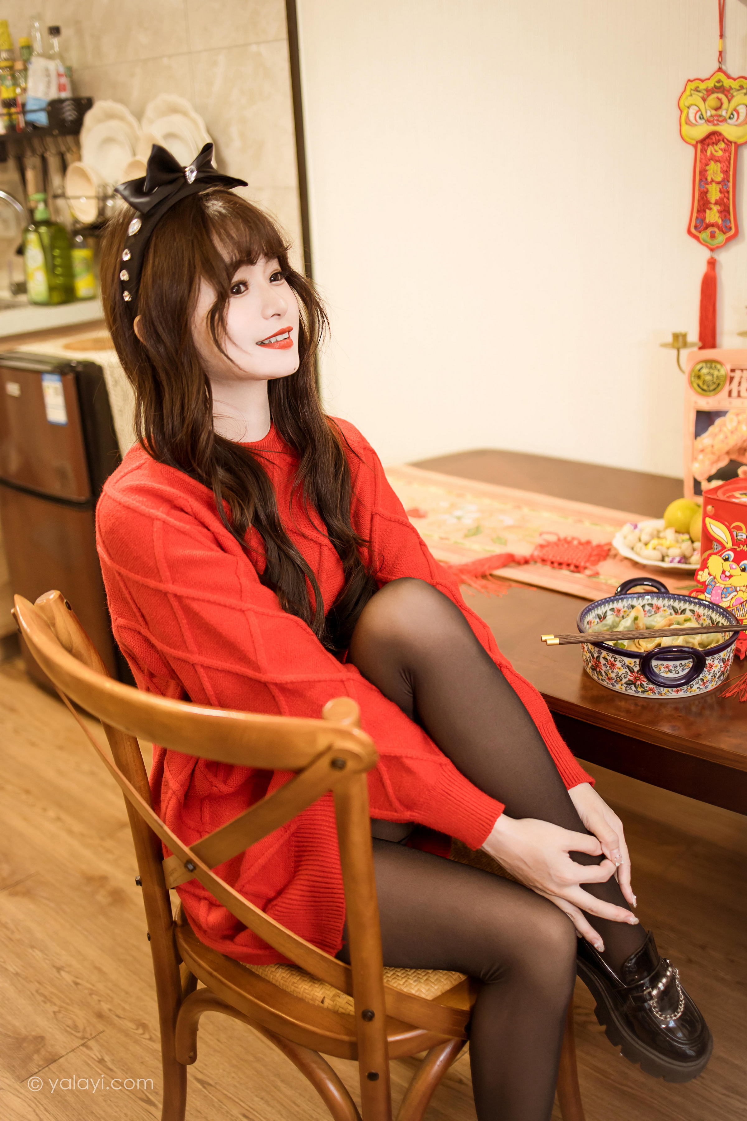 [YALAYI雅拉伊]2023.01.19 穿上你送的红毛衣 小亭 黑丝美腿居家性感写真集第11张
