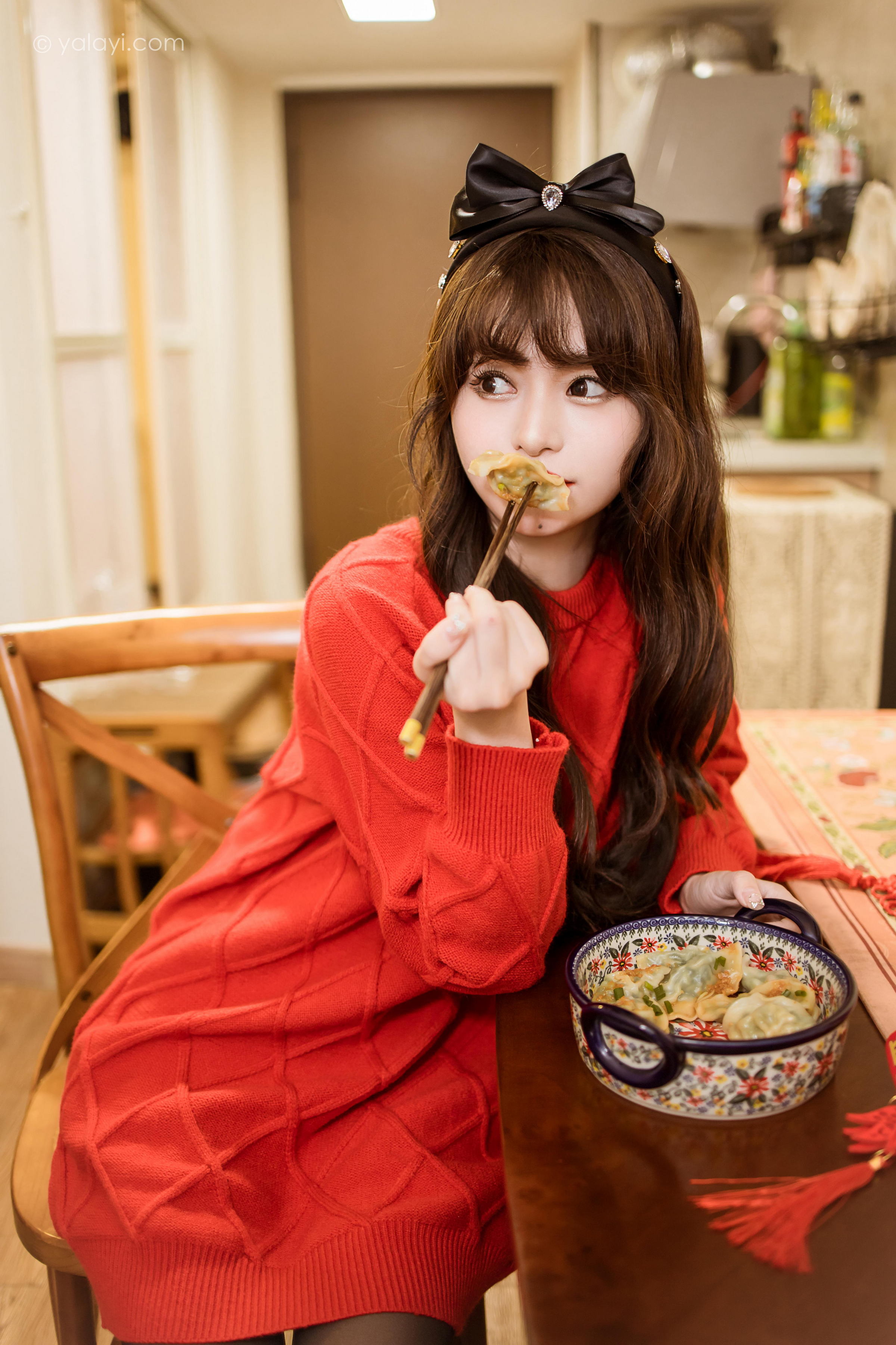 [YALAYI雅拉伊]2023.01.19 穿上你送的红毛衣 小亭 黑丝美腿居家性感写真集第11张