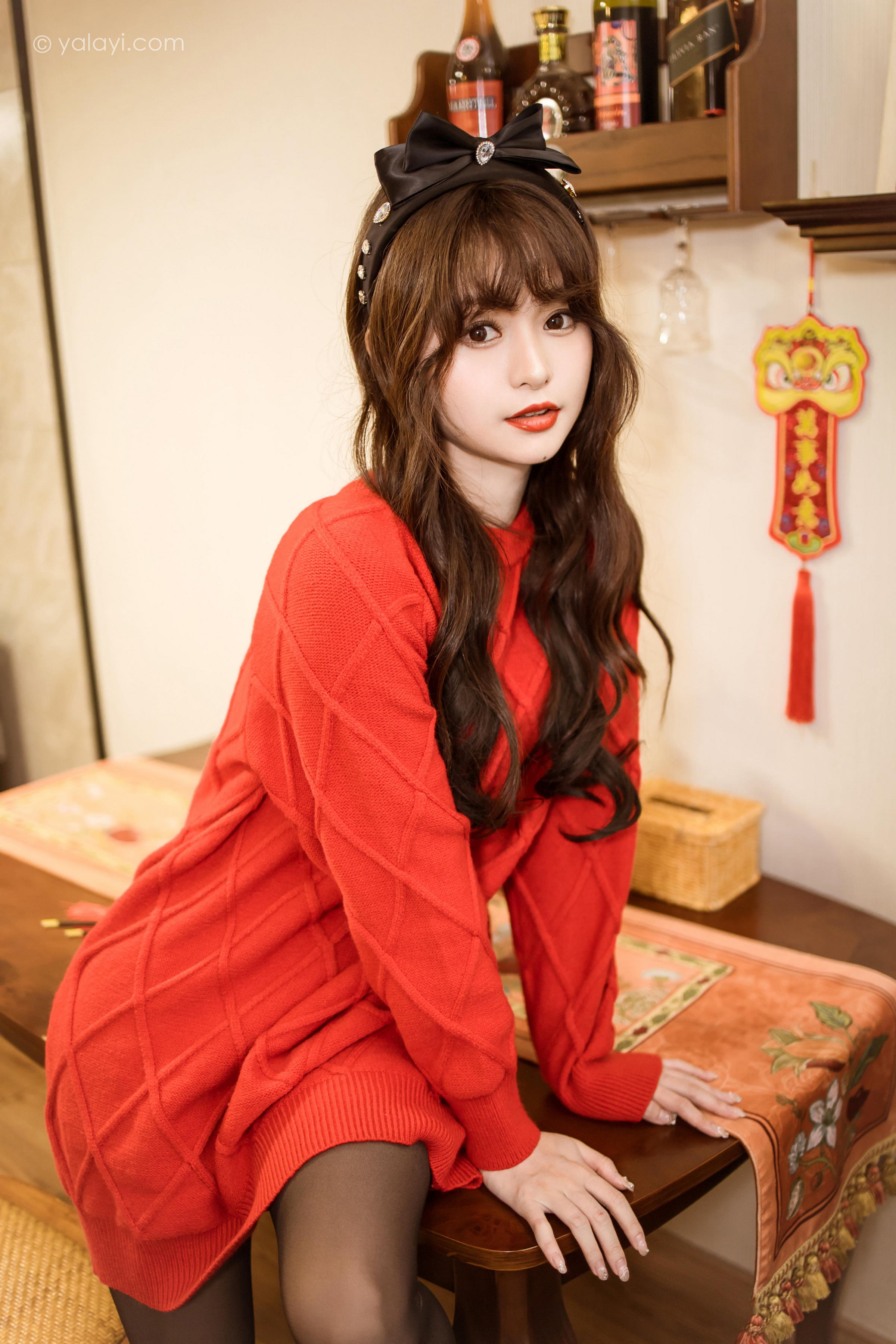 [YALAYI雅拉伊]2023.01.19 穿上你送的红毛衣 小亭 黑丝美腿居家性感写真集第13张