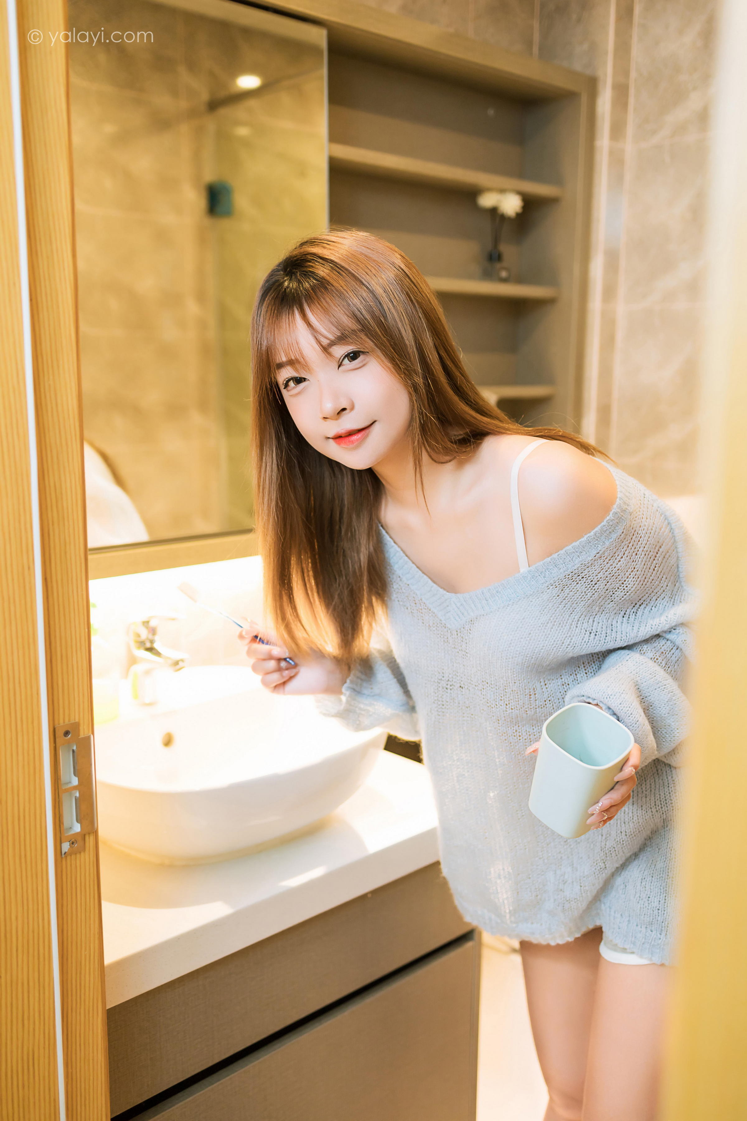[YALAYI雅拉伊]2023.01.30 家有女友 阿禾 淡蓝色镂空毛衣加白色内衣性感写真集第13张