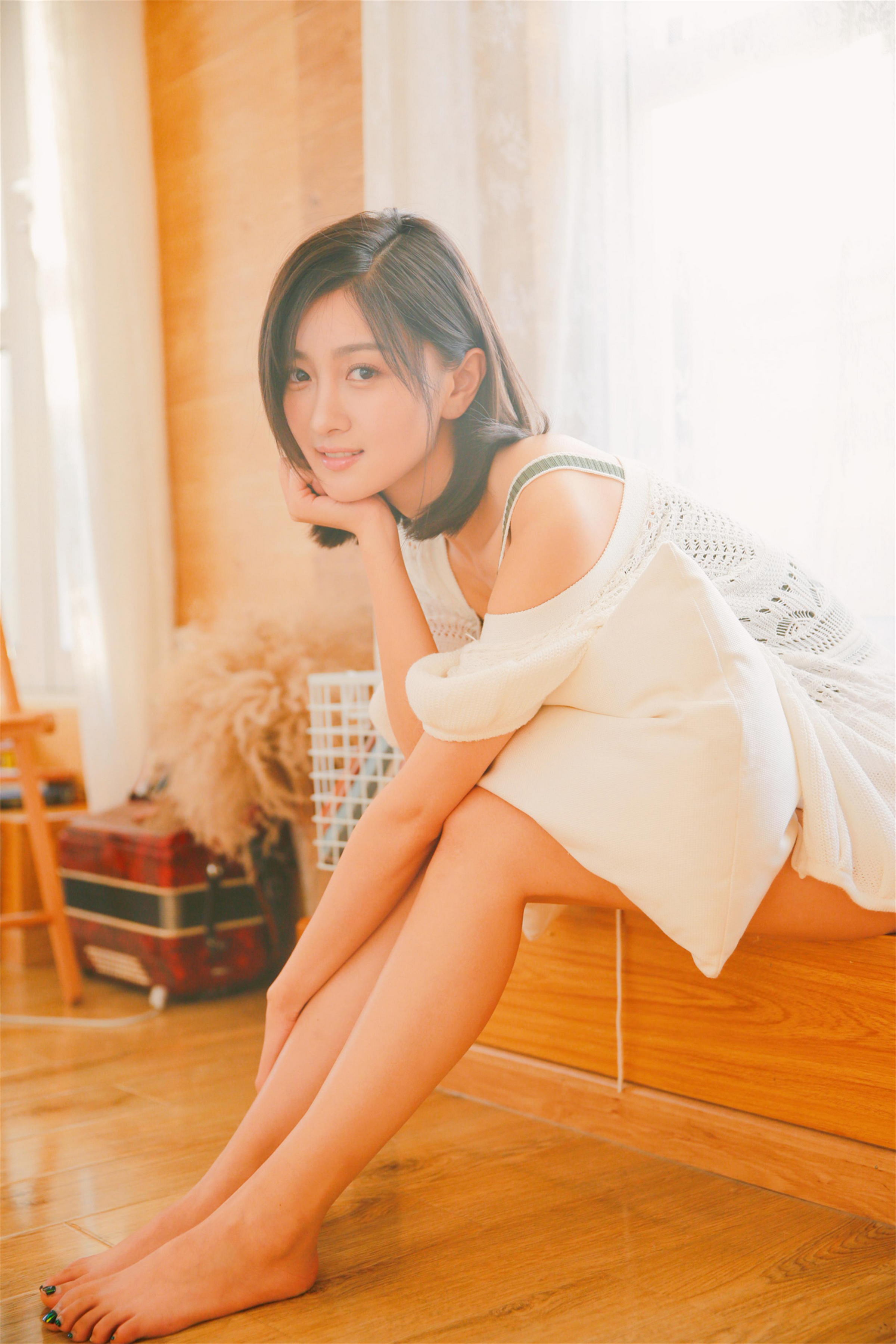 [YALAYI雅拉伊]2023.02.01 像第一次遇见你 清纯甜美小女友 白色镂空披肩与短裤加性感小背心私房写真集第8张