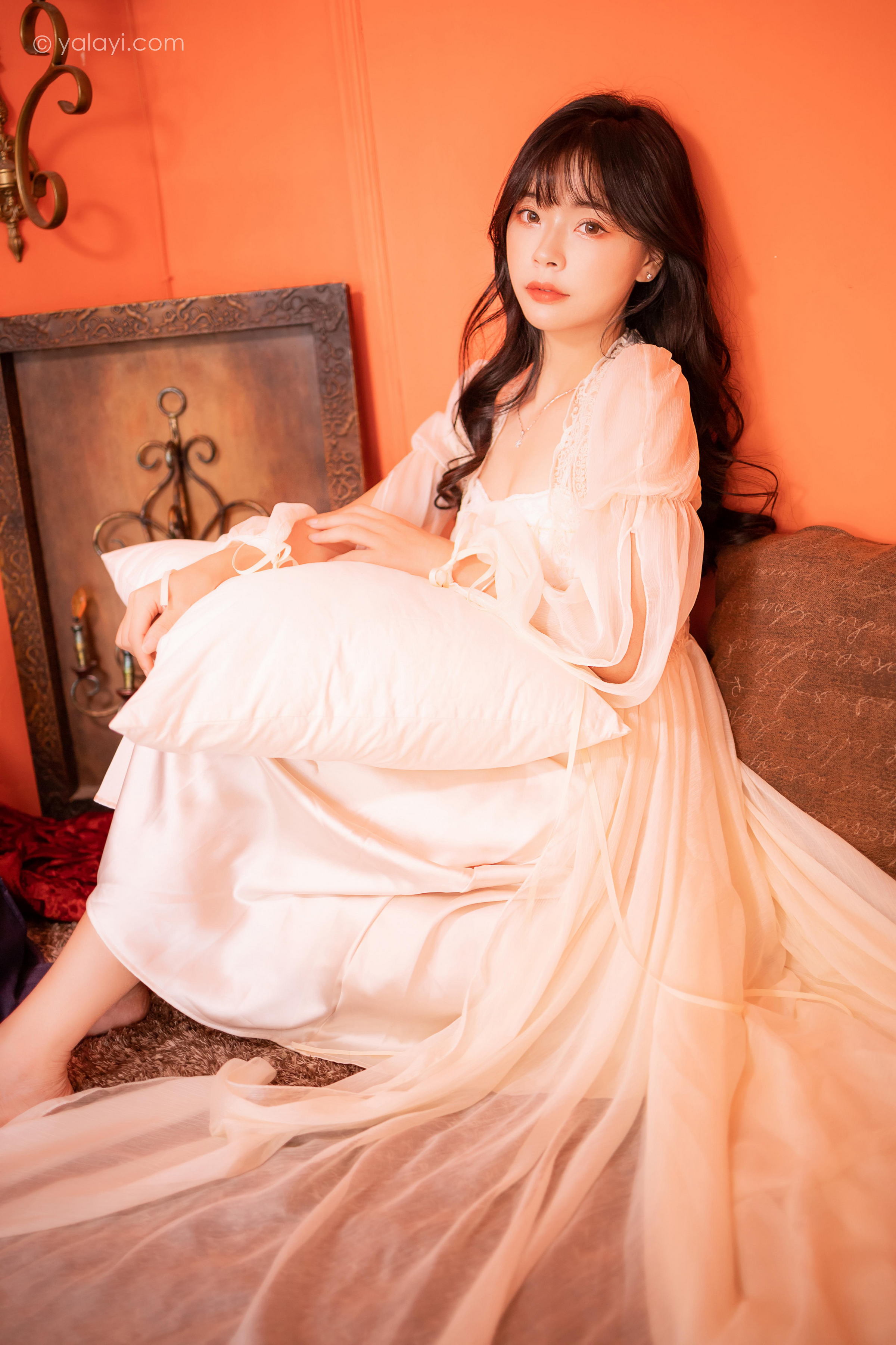 [YALAYI雅拉伊]2023.02.04 香浓的诱惑 程小蝶 白色透视披肩裙加蕾丝抹胸连衣裙性感写真集第4张