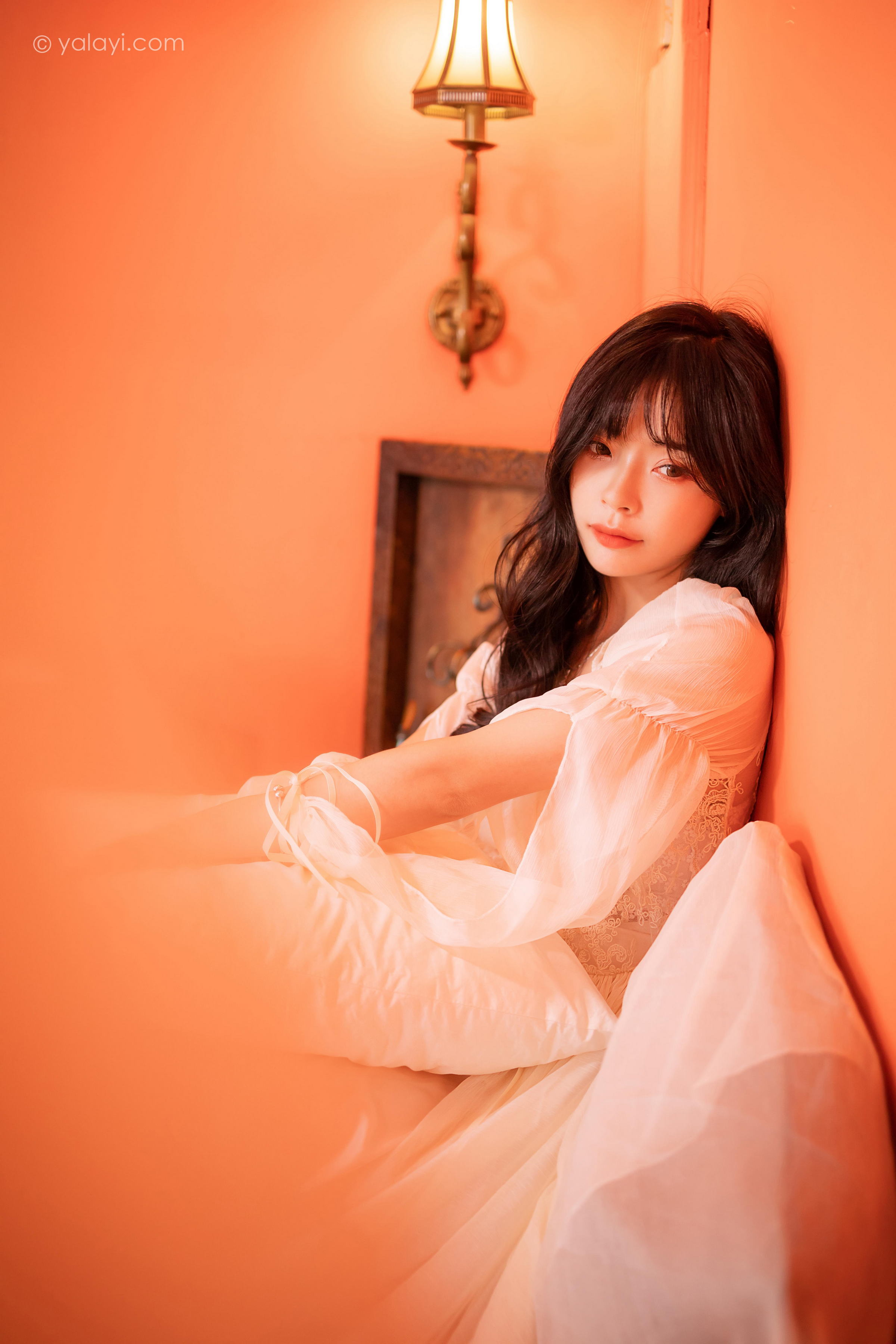[YALAYI雅拉伊]2023.02.04 香浓的诱惑 程小蝶 白色透视披肩裙加蕾丝抹胸连衣裙性感写真集第8张