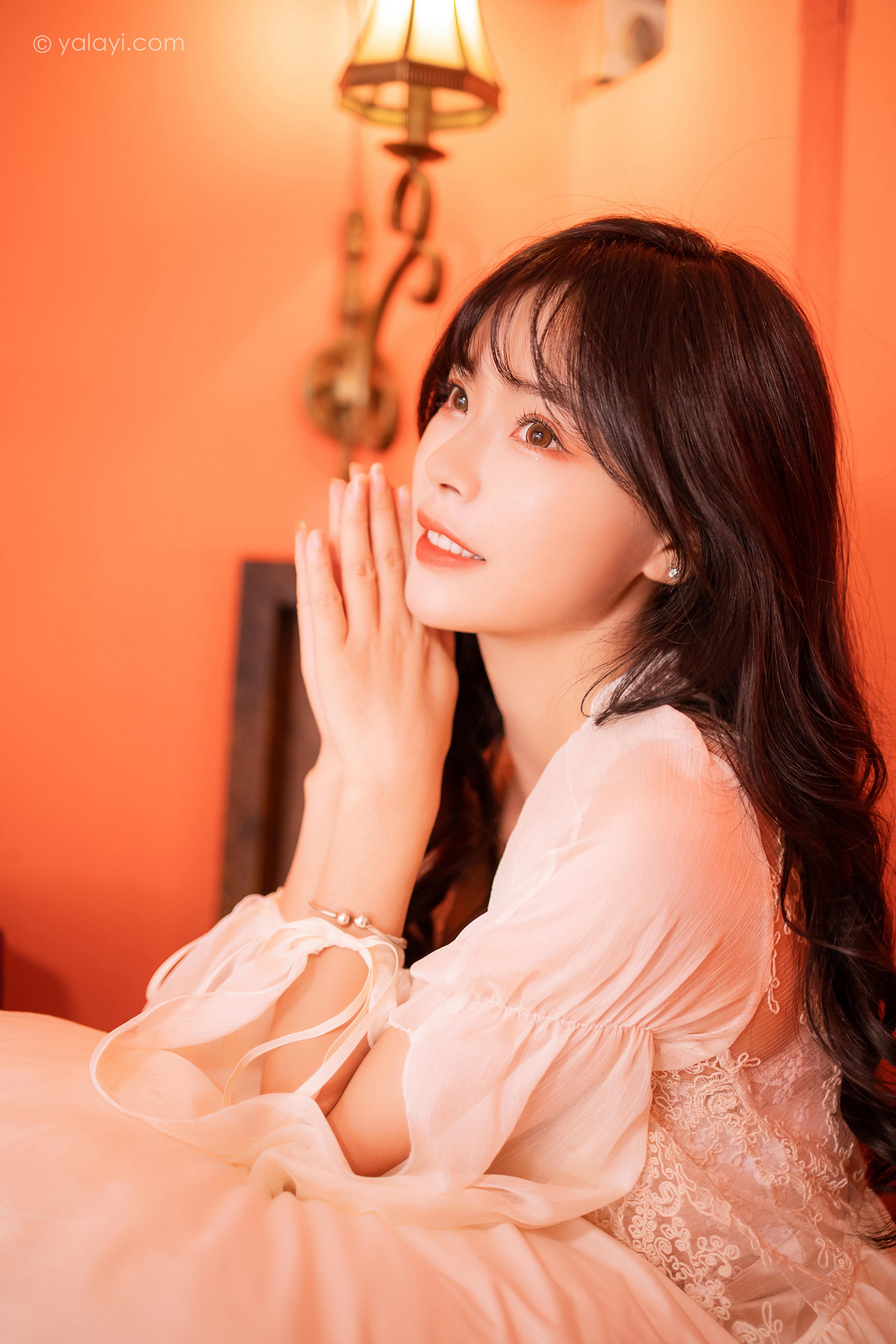 [YALAYI雅拉伊]2023.02.04 香浓的诱惑 程小蝶 白色透视披肩裙加蕾丝抹胸连衣裙性感写真集第8张