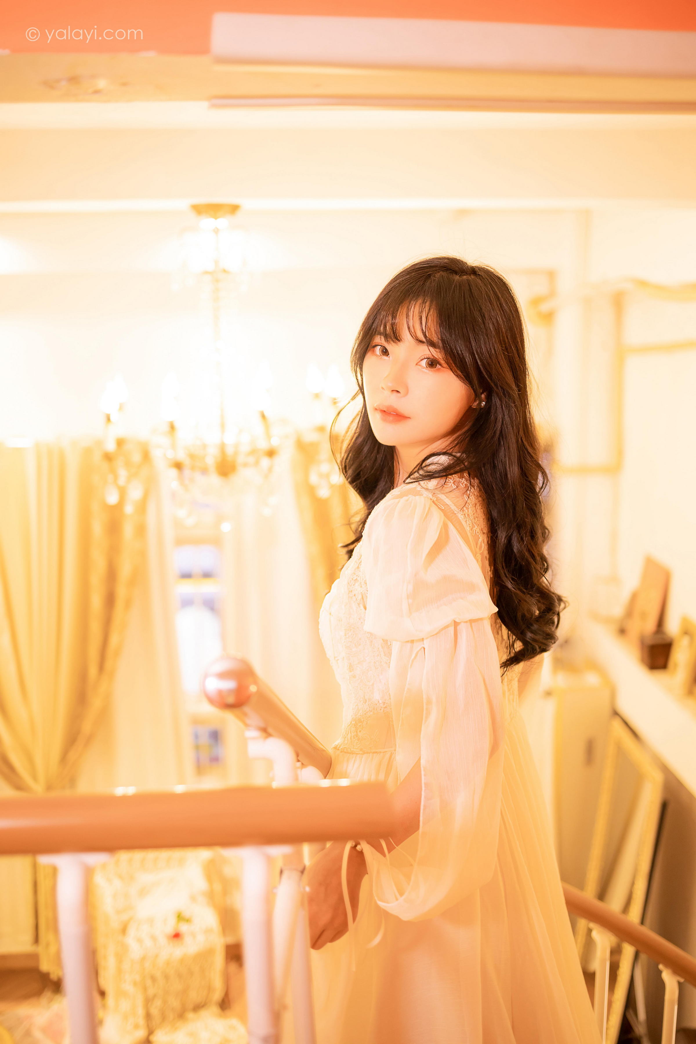 [YALAYI雅拉伊]2023.02.04 香浓的诱惑 程小蝶 白色透视披肩裙加蕾丝抹胸连衣裙性感写真集第10张