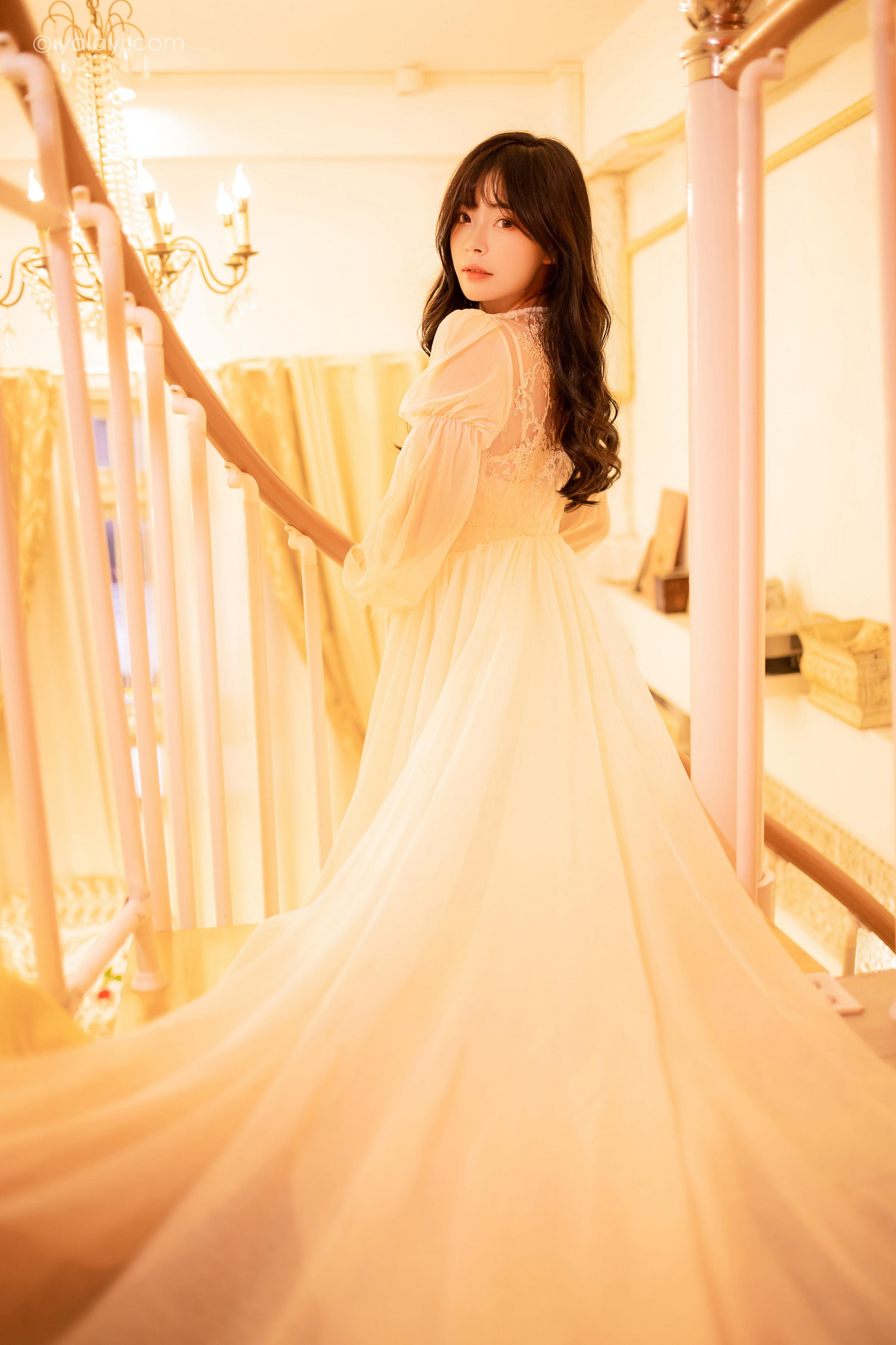 [YALAYI雅拉伊]2023.02.04 香浓的诱惑 程小蝶 白色透视披肩裙加蕾丝抹胸连衣裙性感写真集第11张