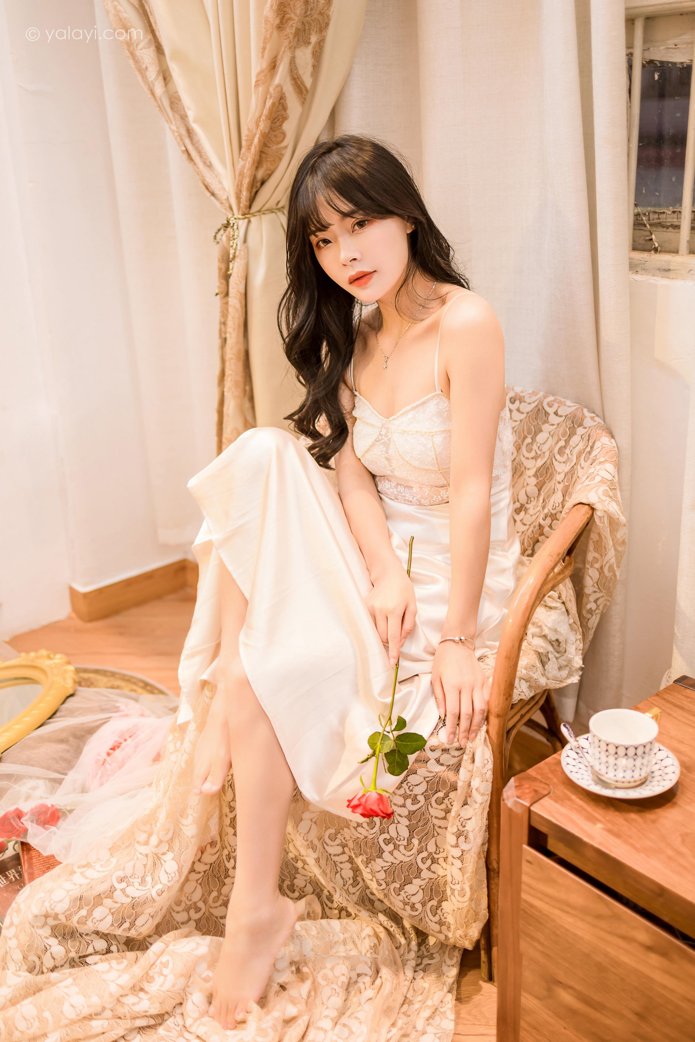 [YALAYI雅拉伊]2023.02.04 香浓的诱惑 程小蝶 白色透视披肩裙加蕾丝抹胸连衣裙性感写真集第13张