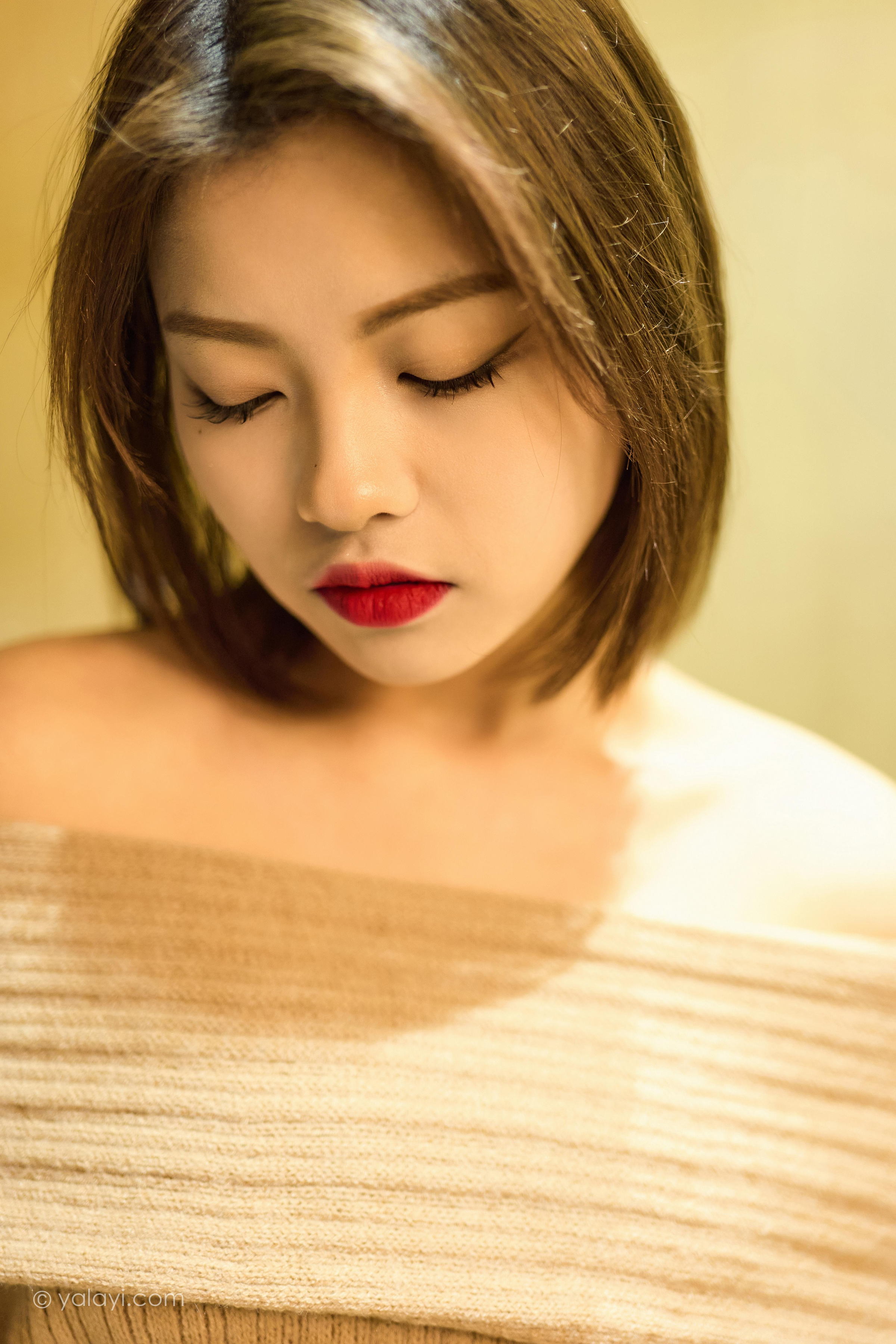 [YALAYI雅拉伊]2023.02.06 曼妙的身姿 悦儿 米色抹胸裙加黑色短裤性感私房写真集第1张