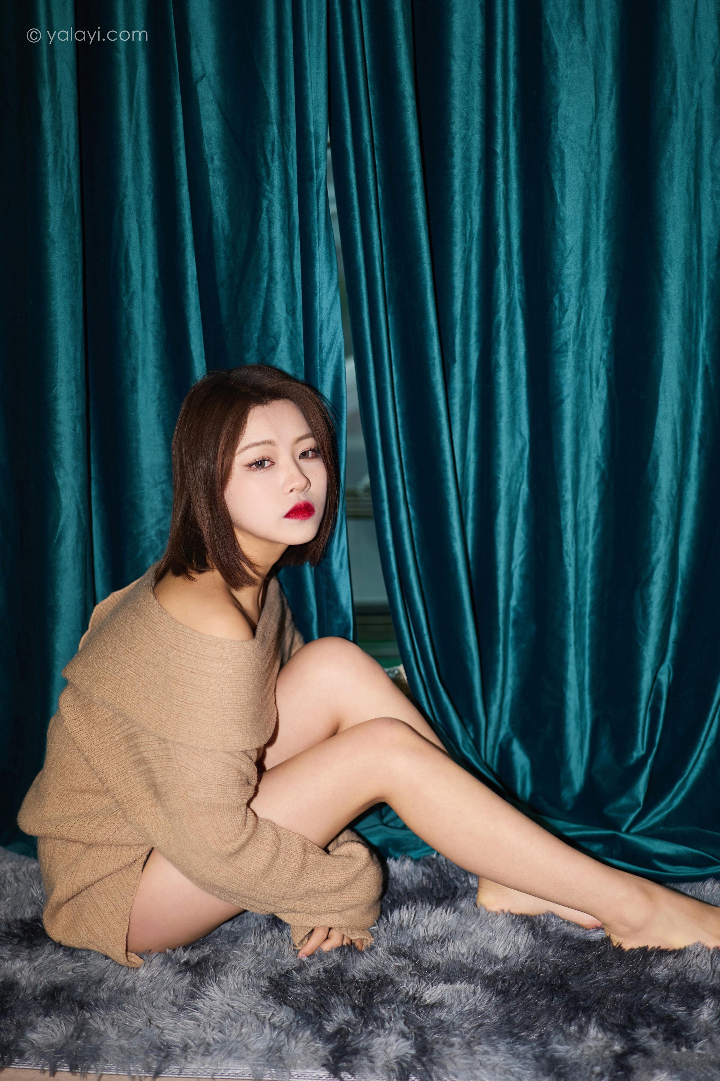 [YALAYI雅拉伊]2023.02.06 曼妙的身姿 悦儿 米色抹胸裙加黑色短裤性感私房写真集第12张