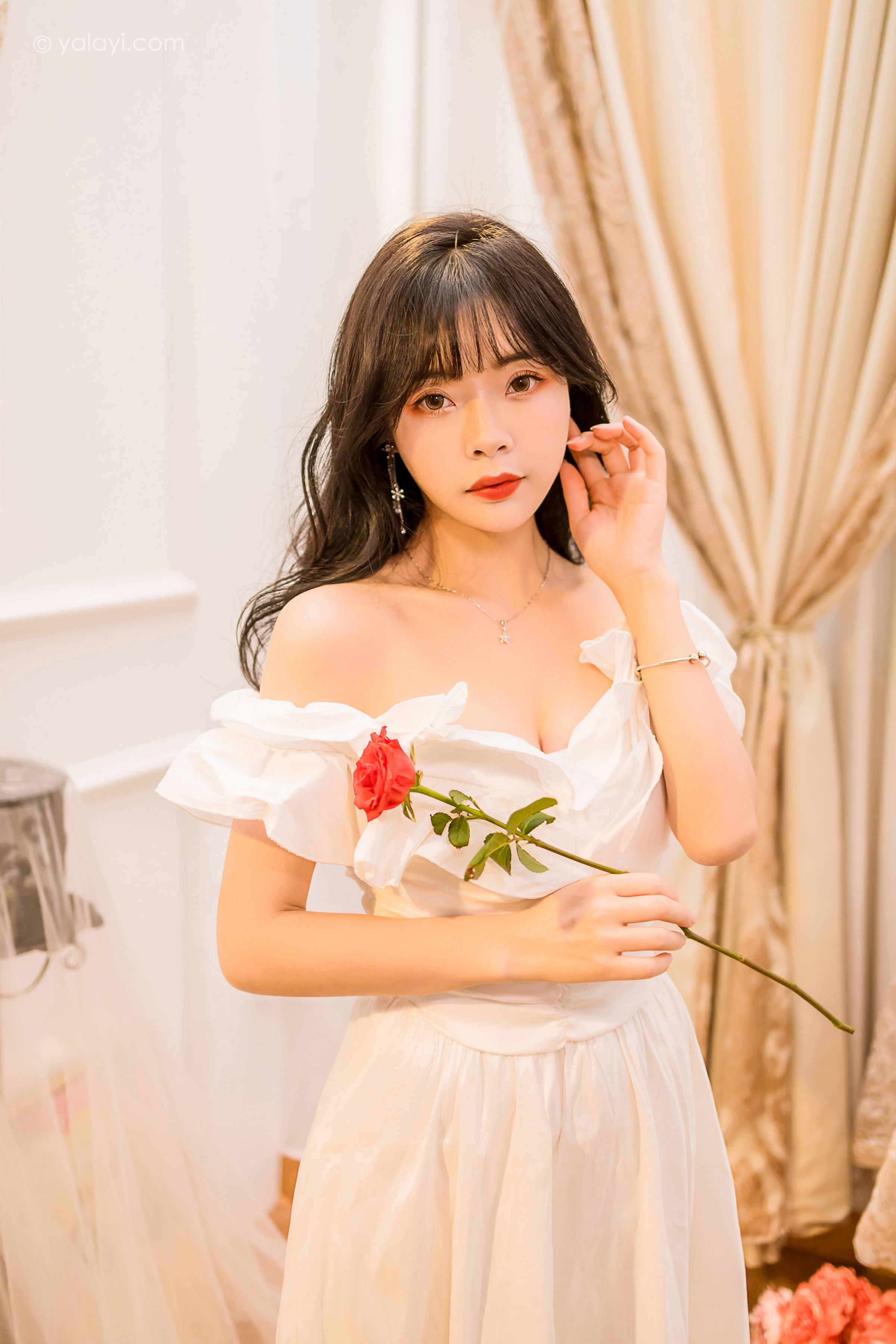 [YALAYI雅拉伊]2023.02.17 你是我的情人 程小蝶 白色抹胸连衣裙居家性感写真集第1张