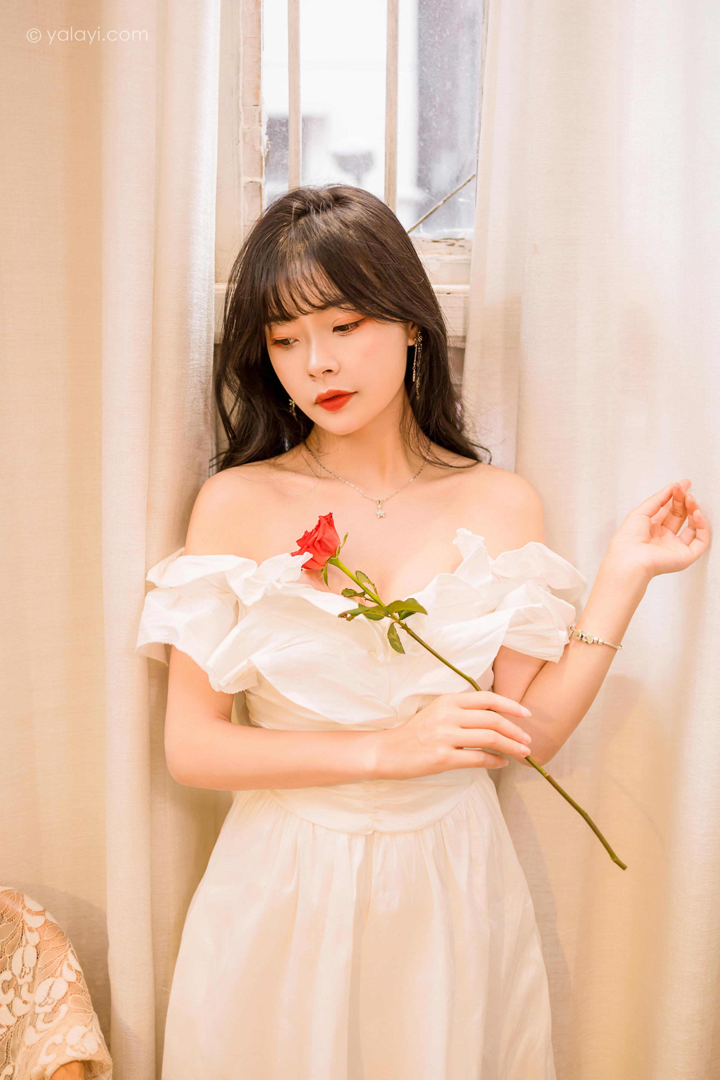 [YALAYI雅拉伊]2023.02.17 你是我的情人 程小蝶 白色抹胸连衣裙居家性感写真集第3张
