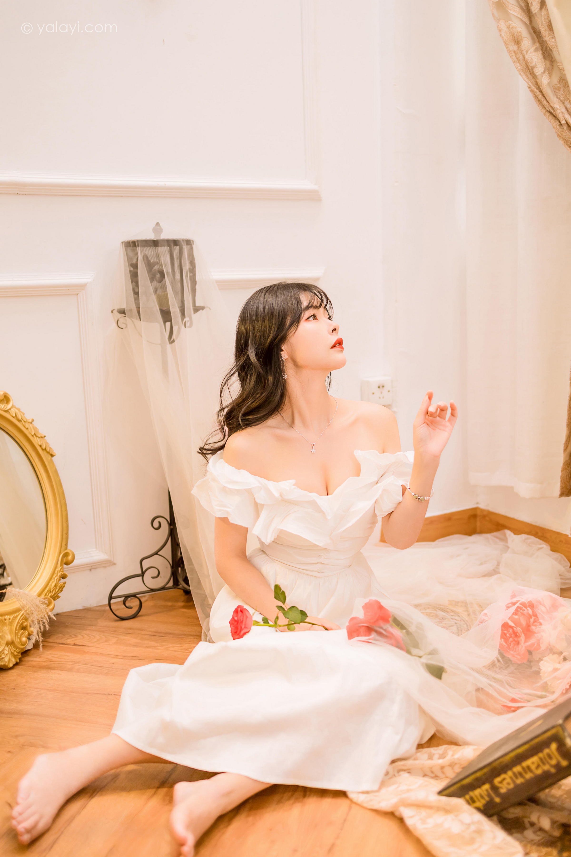 [YALAYI雅拉伊]2023.02.17 你是我的情人 程小蝶 白色抹胸连衣裙居家性感写真集第6张