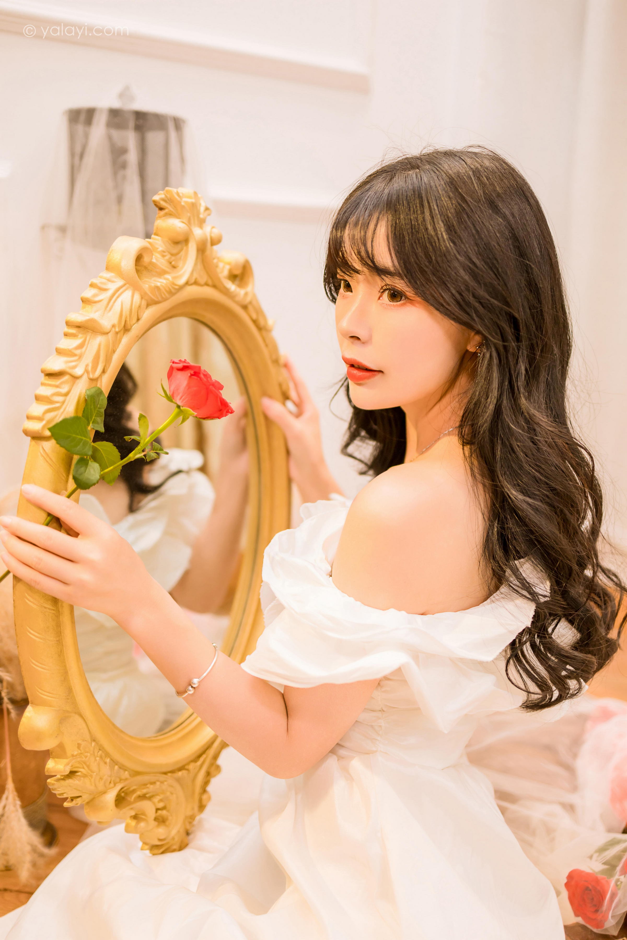 [YALAYI雅拉伊]2023.02.17 你是我的情人 程小蝶 白色抹胸连衣裙居家性感写真集第10张