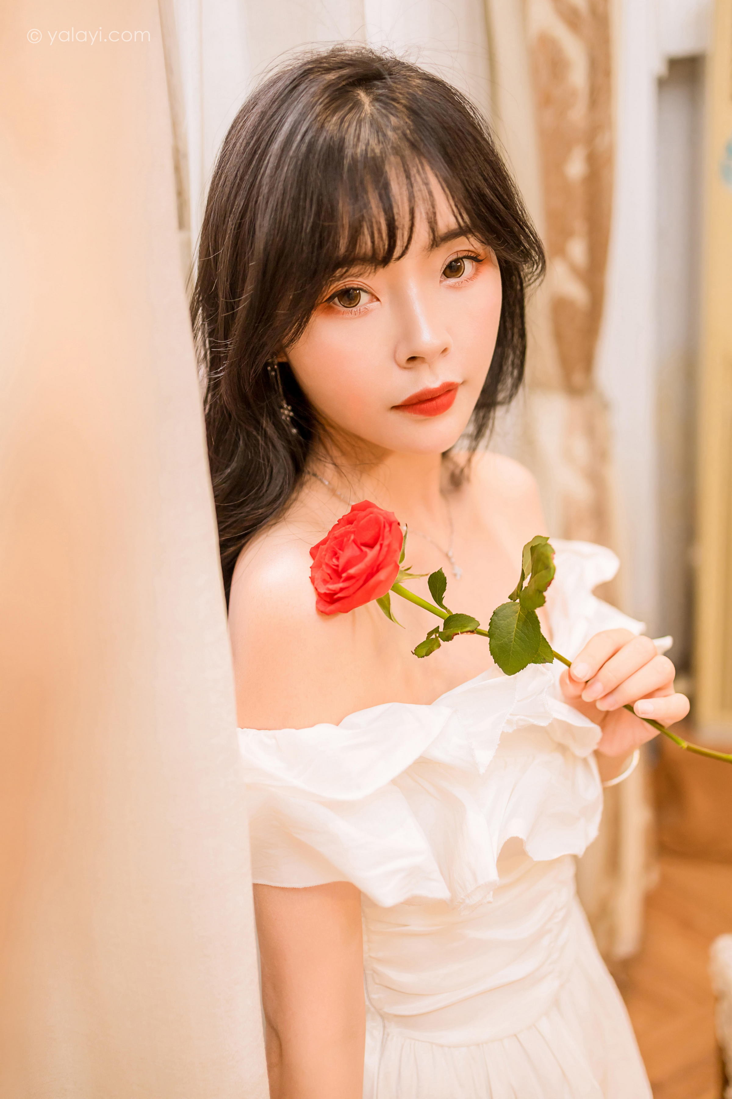 [YALAYI雅拉伊]2023.02.17 你是我的情人 程小蝶 白色抹胸连衣裙居家性感写真集第14张
