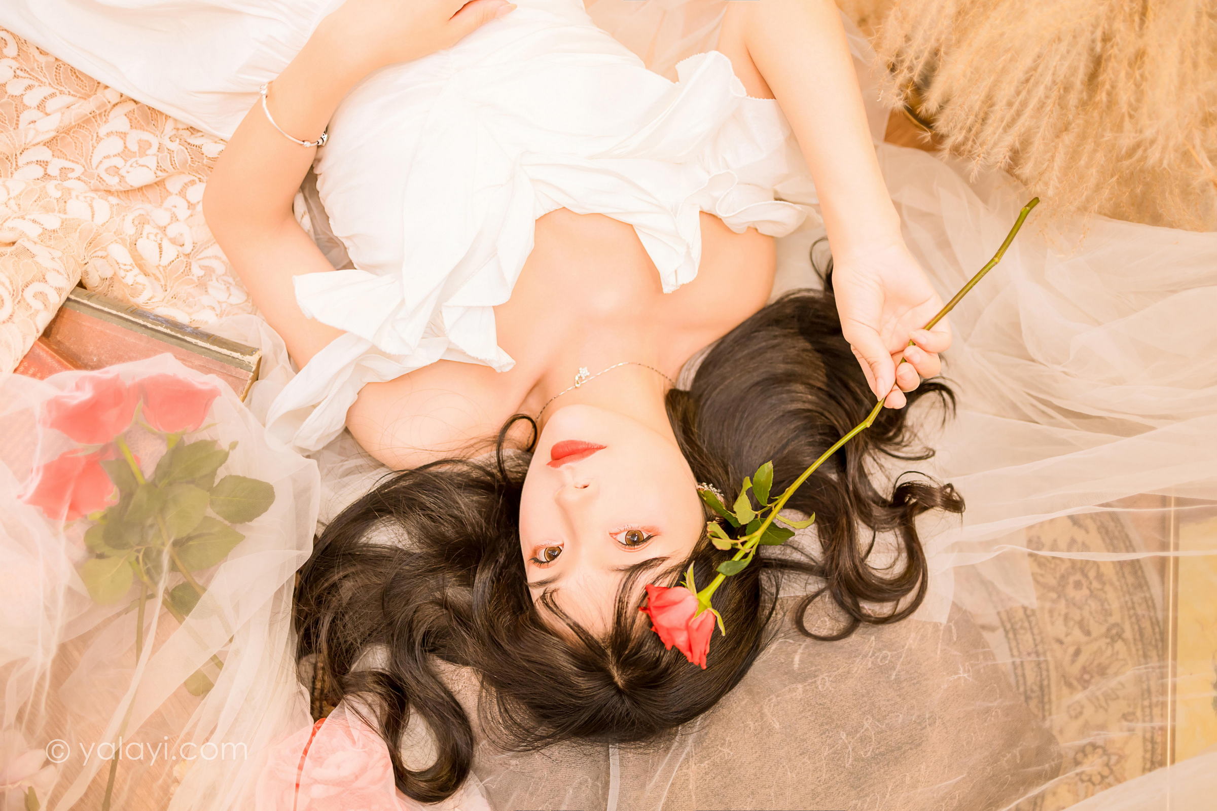 [YALAYI雅拉伊]2023.02.17 你是我的情人 程小蝶 白色抹胸连衣裙居家性感写真集第15张