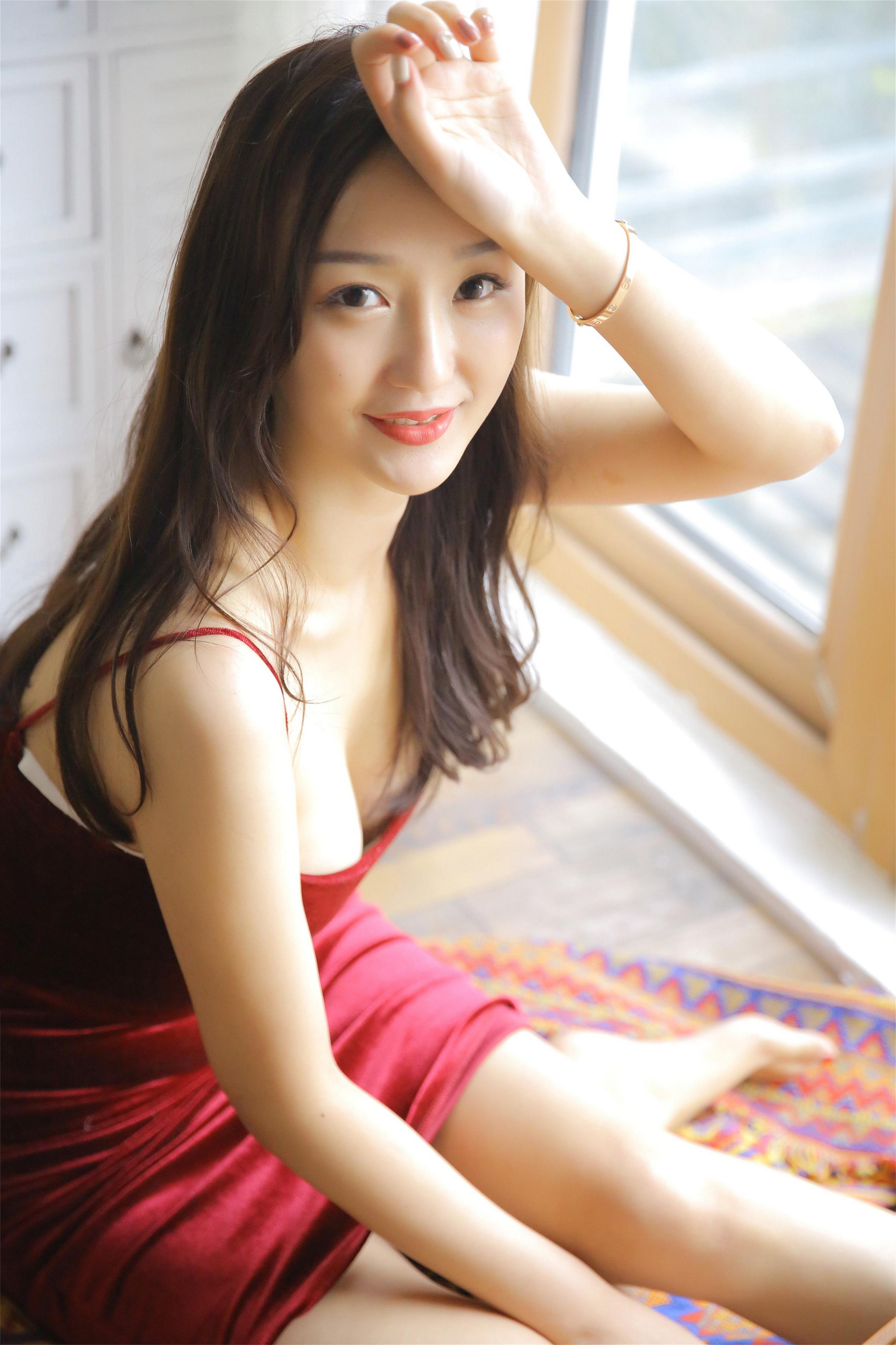 [YALAYI雅拉伊]2023.02.17 幸福女神 小亭 红色紧身吊带连衣裙性感私房写真集第9张