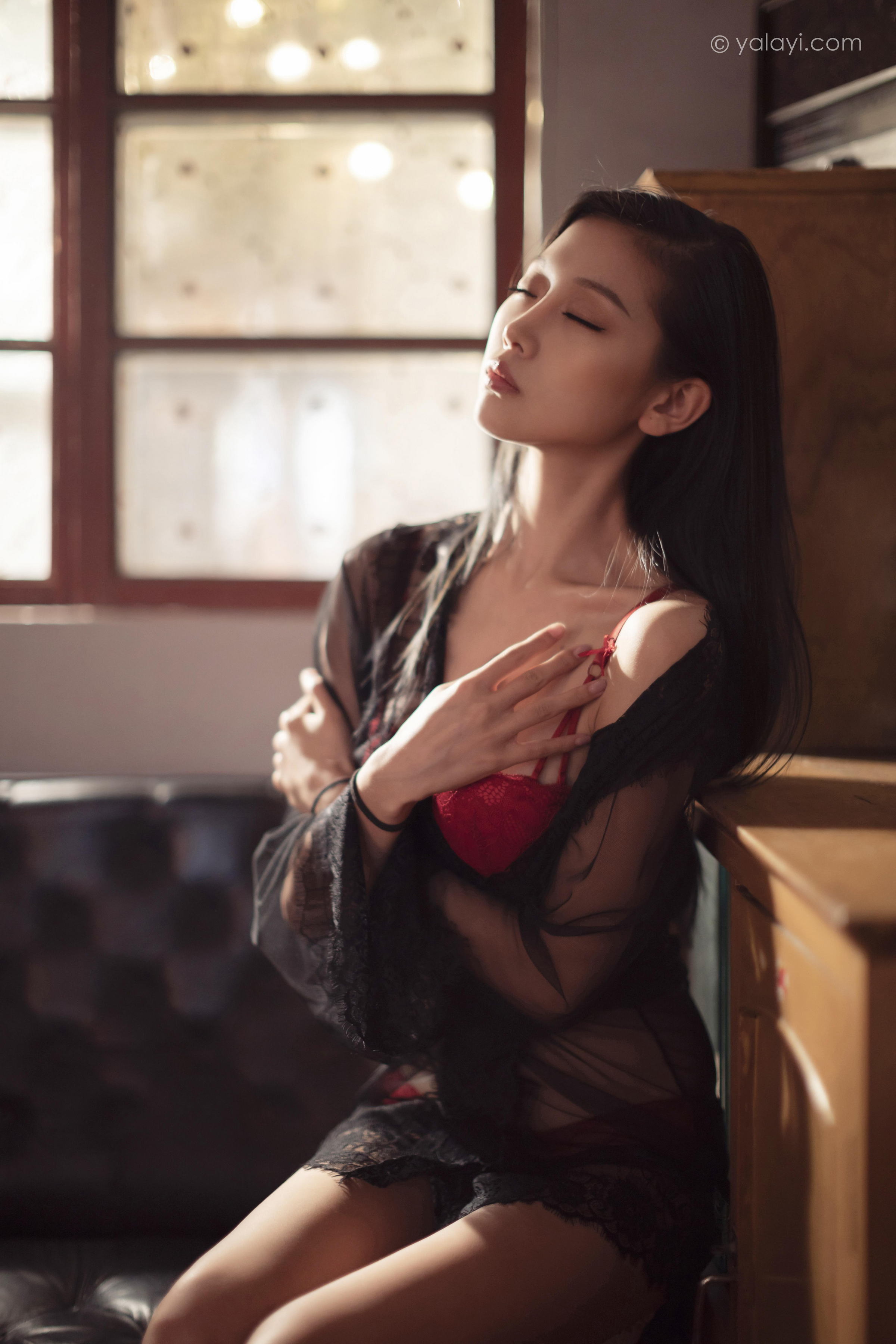 [YALAYI雅拉伊]2023.02.17 一抹红色 图雅 黑色透视睡衣加红色蕾丝内衣性感私房写真集第11张