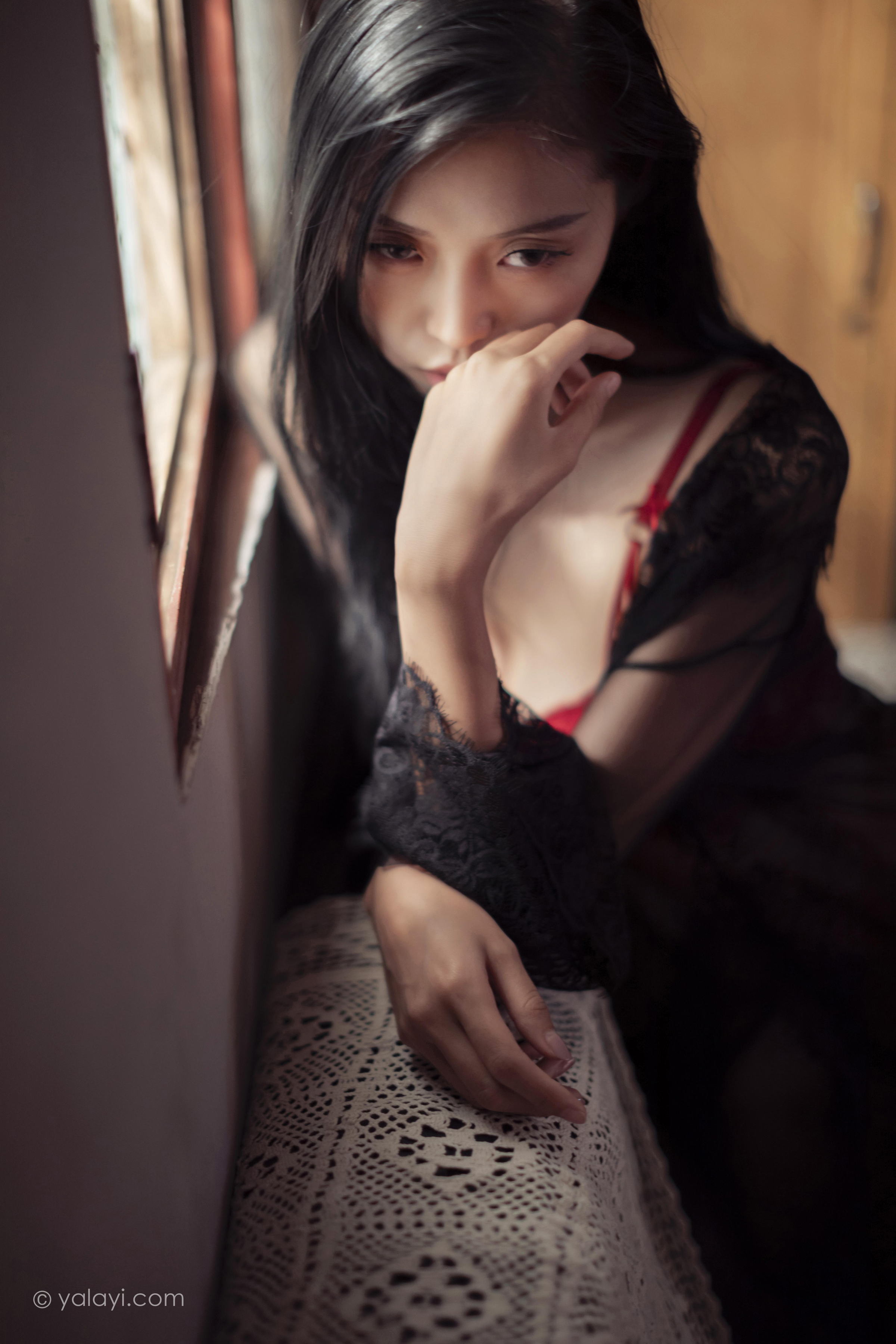 [YALAYI雅拉伊]2023.02.17 一抹红色 图雅 黑色透视睡衣加红色蕾丝内衣性感私房写真集第11张