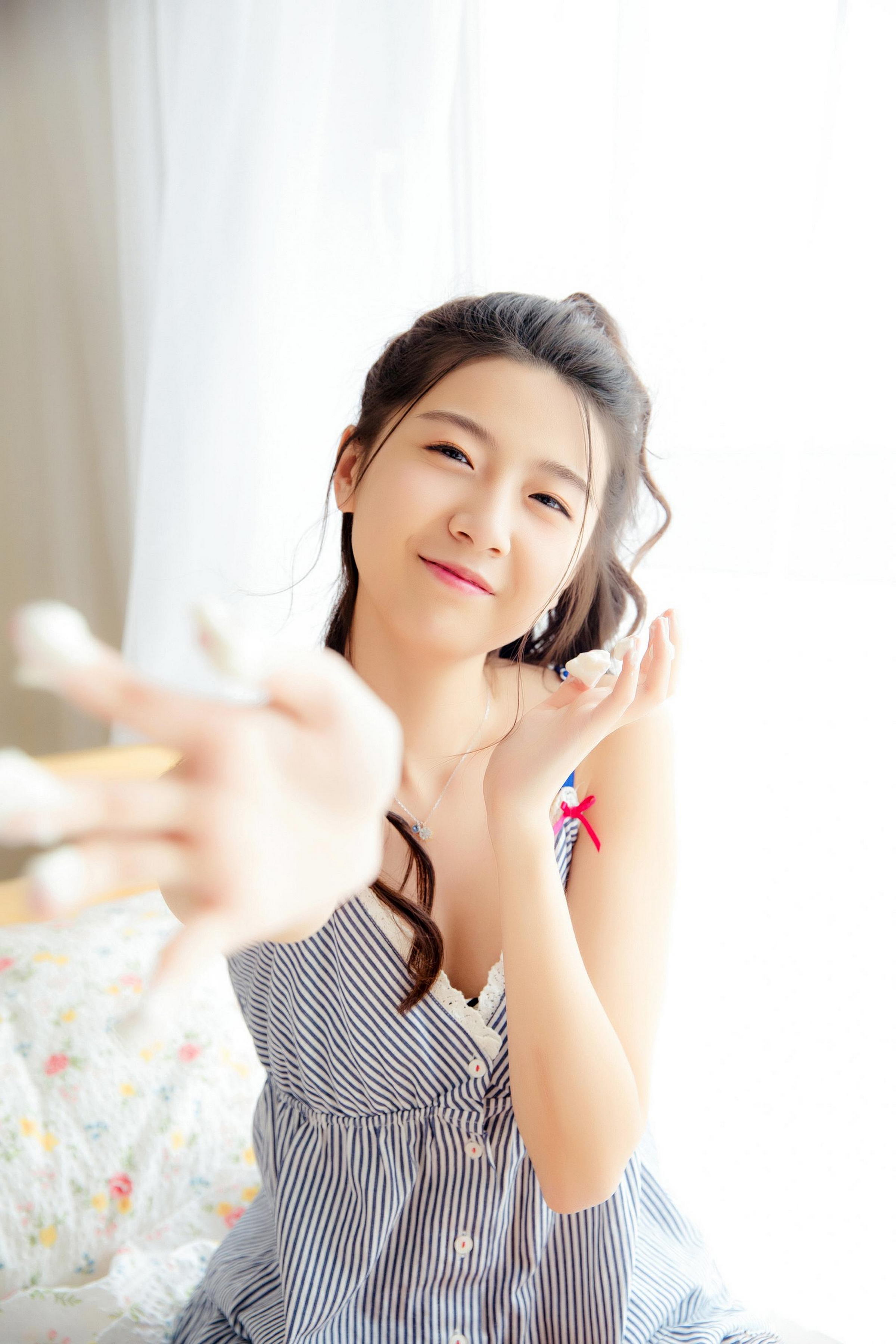 [YALAYI雅拉伊]2023.02.25 清纯小女友 灰色吊带睡衣裙居家私房写真集第10张