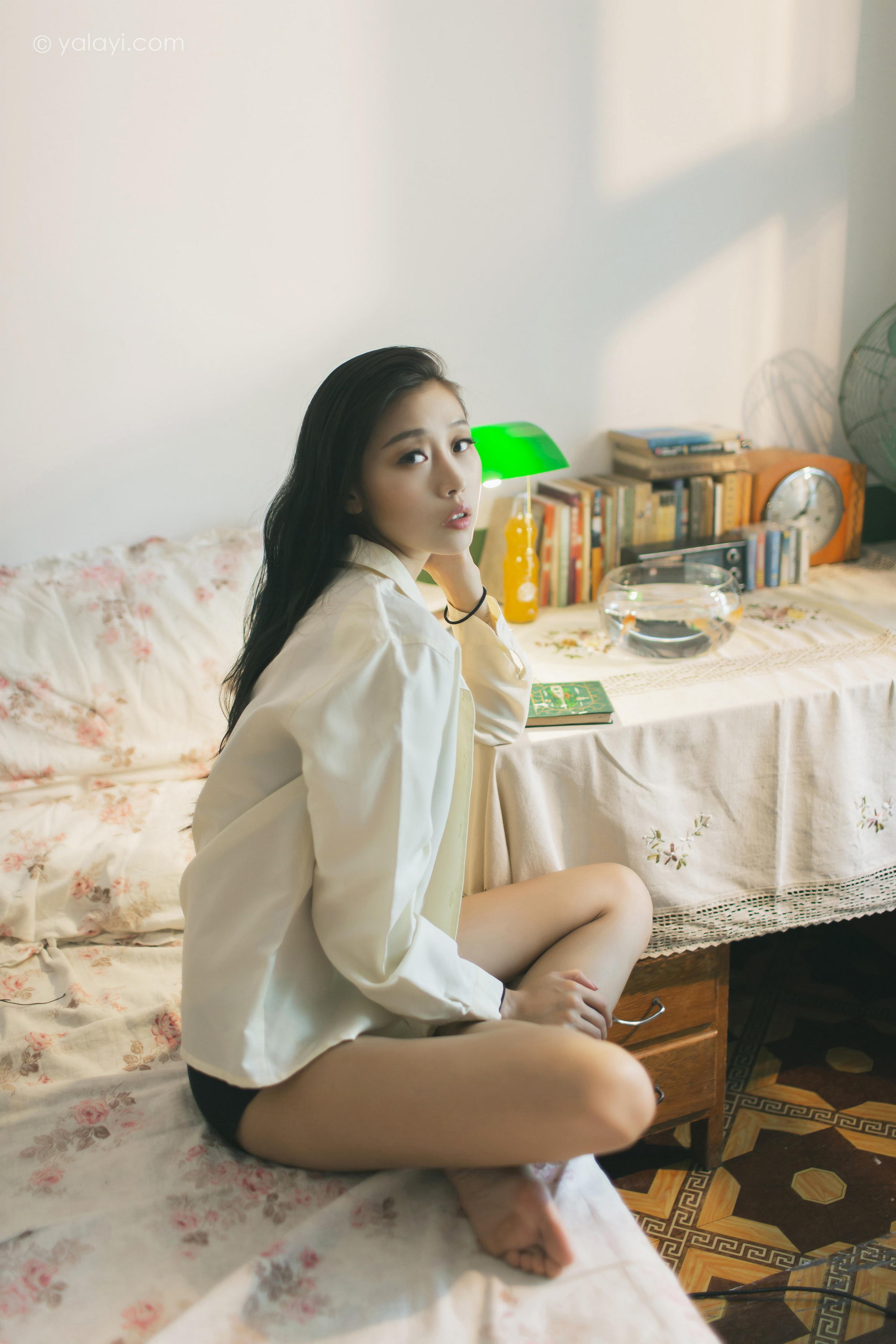 [YALAYI雅拉伊]2023.03.01 白衬衣女神 图雅 白色衬衫加黑色内衣性感私房写真集第1张