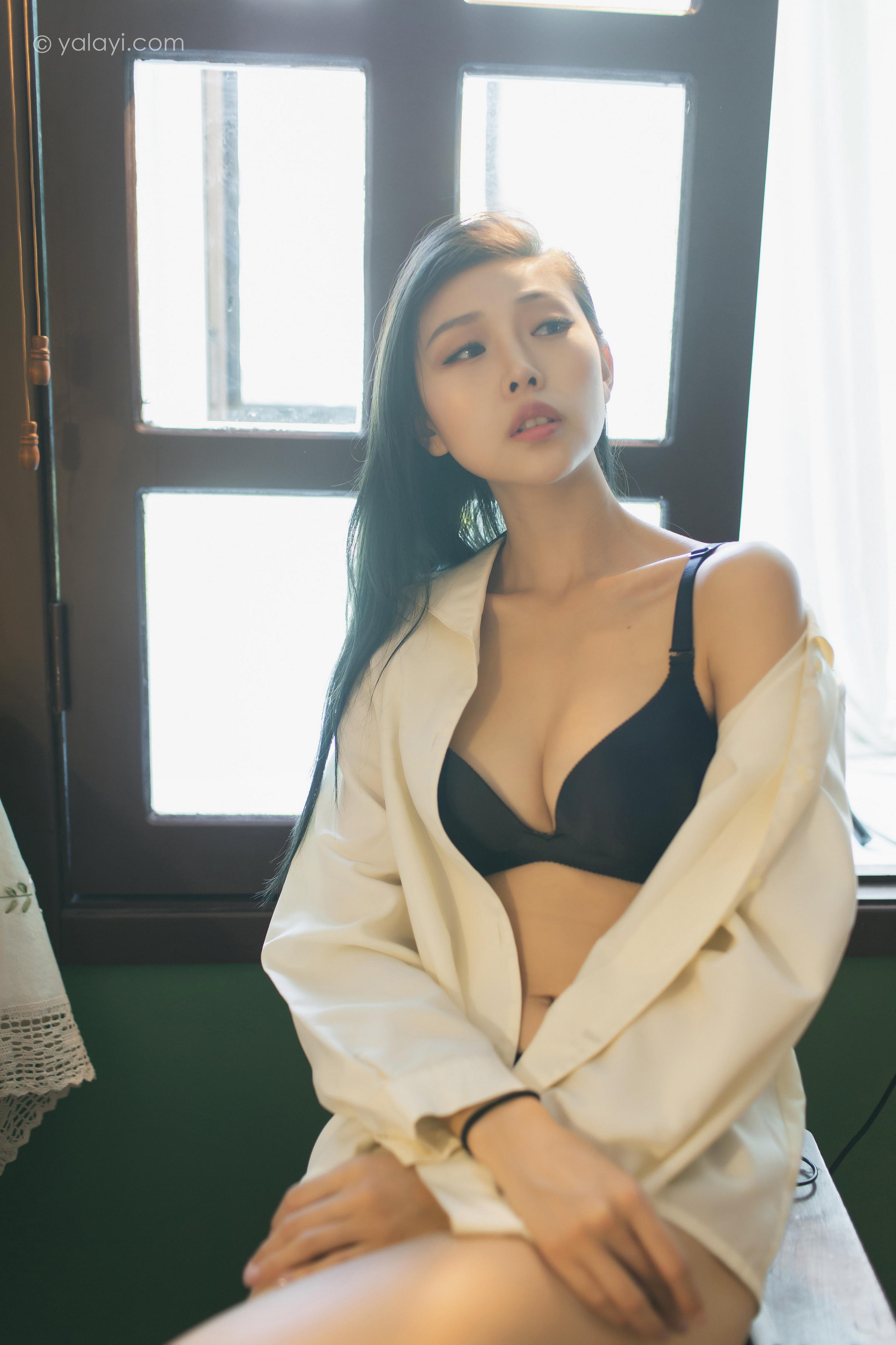 [YALAYI雅拉伊]2023.03.01 白衬衣女神 图雅 白色衬衫加黑色内衣性感私房写真集第9张