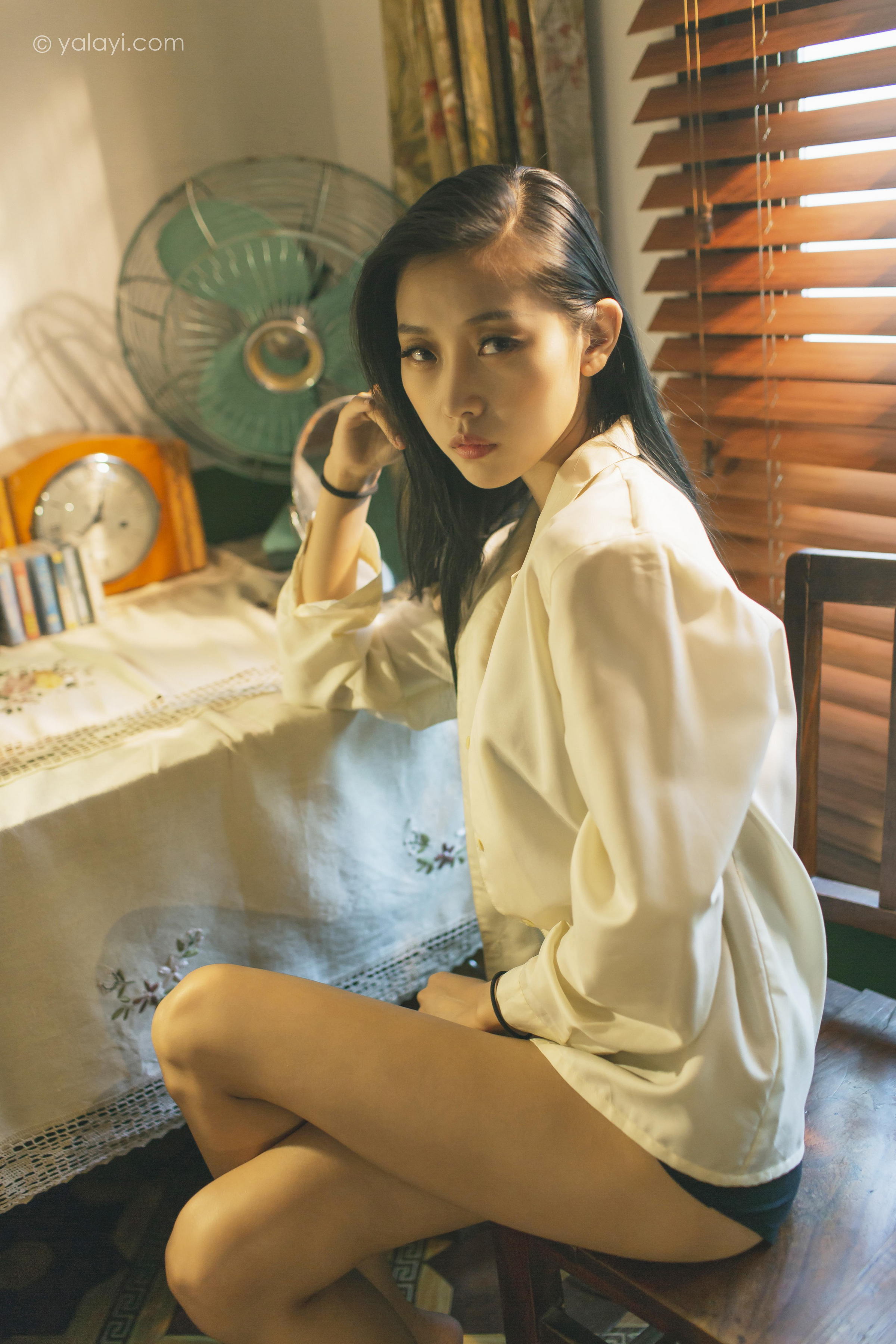 [YALAYI雅拉伊]2023.03.01 白衬衣女神 图雅 白色衬衫加黑色内衣性感私房写真集第11张