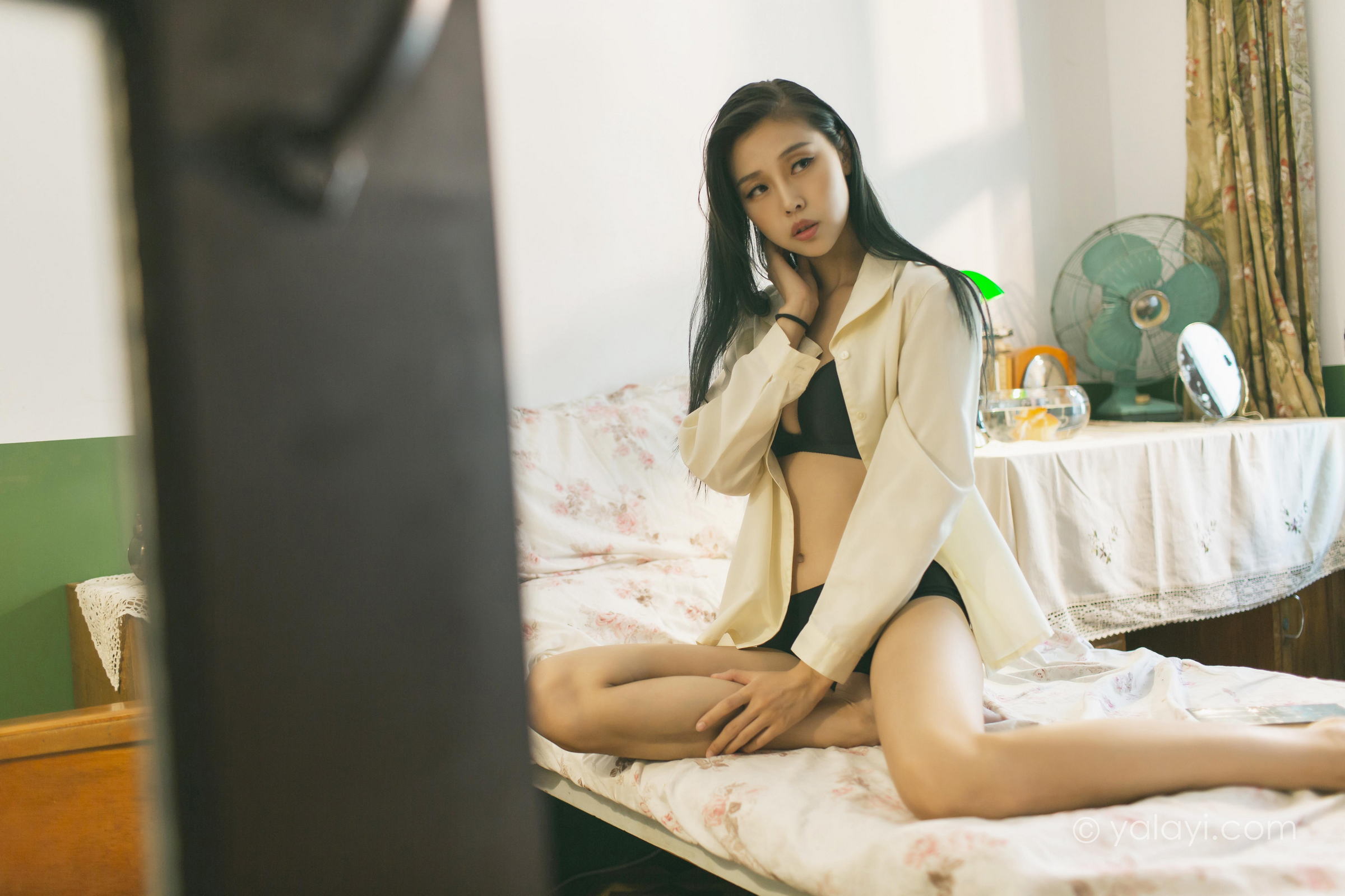 [YALAYI雅拉伊]2023.03.01 白衬衣女神 图雅 白色衬衫加黑色内衣性感私房写真集第10张