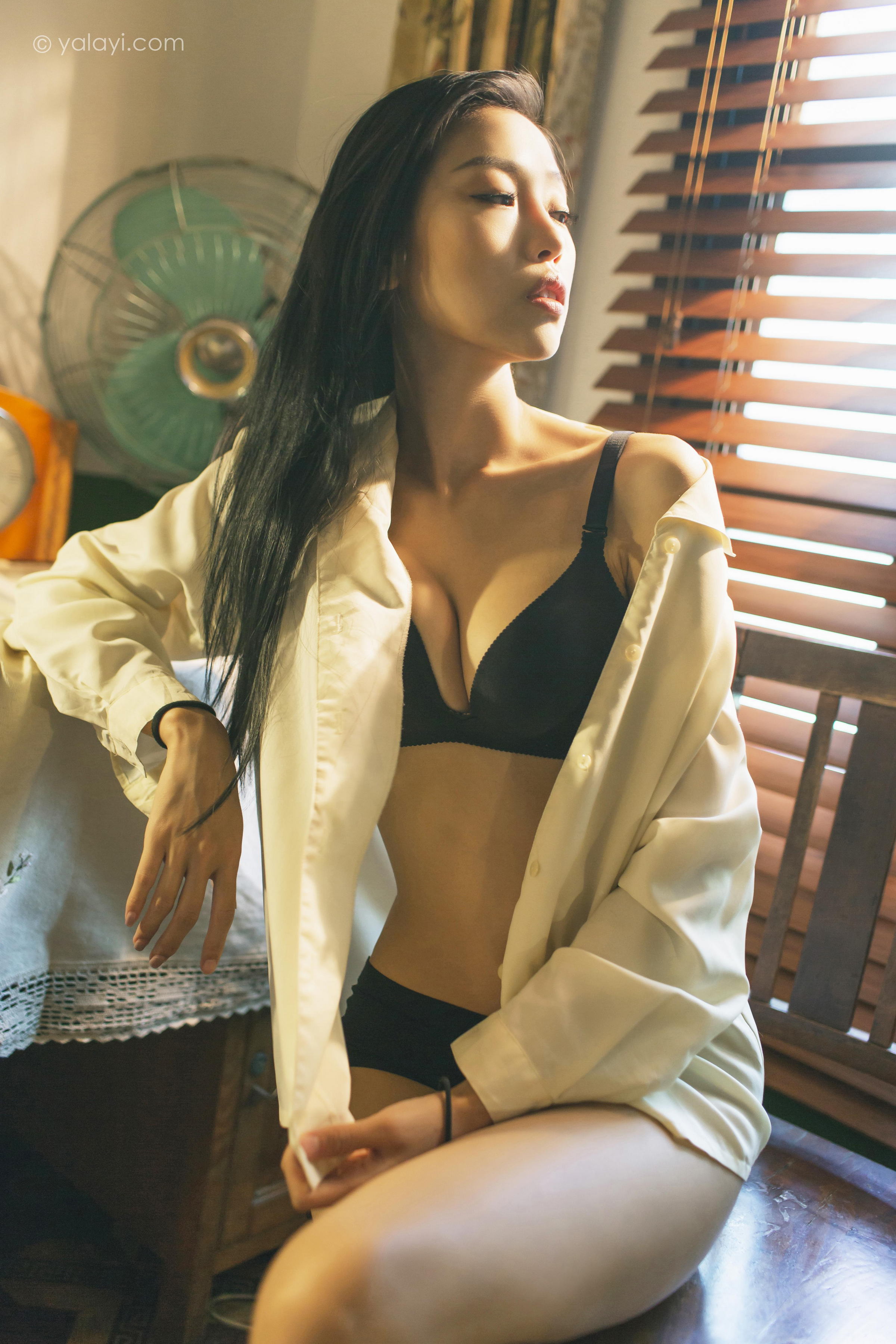 [YALAYI雅拉伊]2023.03.01 白衬衣女神 图雅 白色衬衫加黑色内衣性感私房写真集第12张