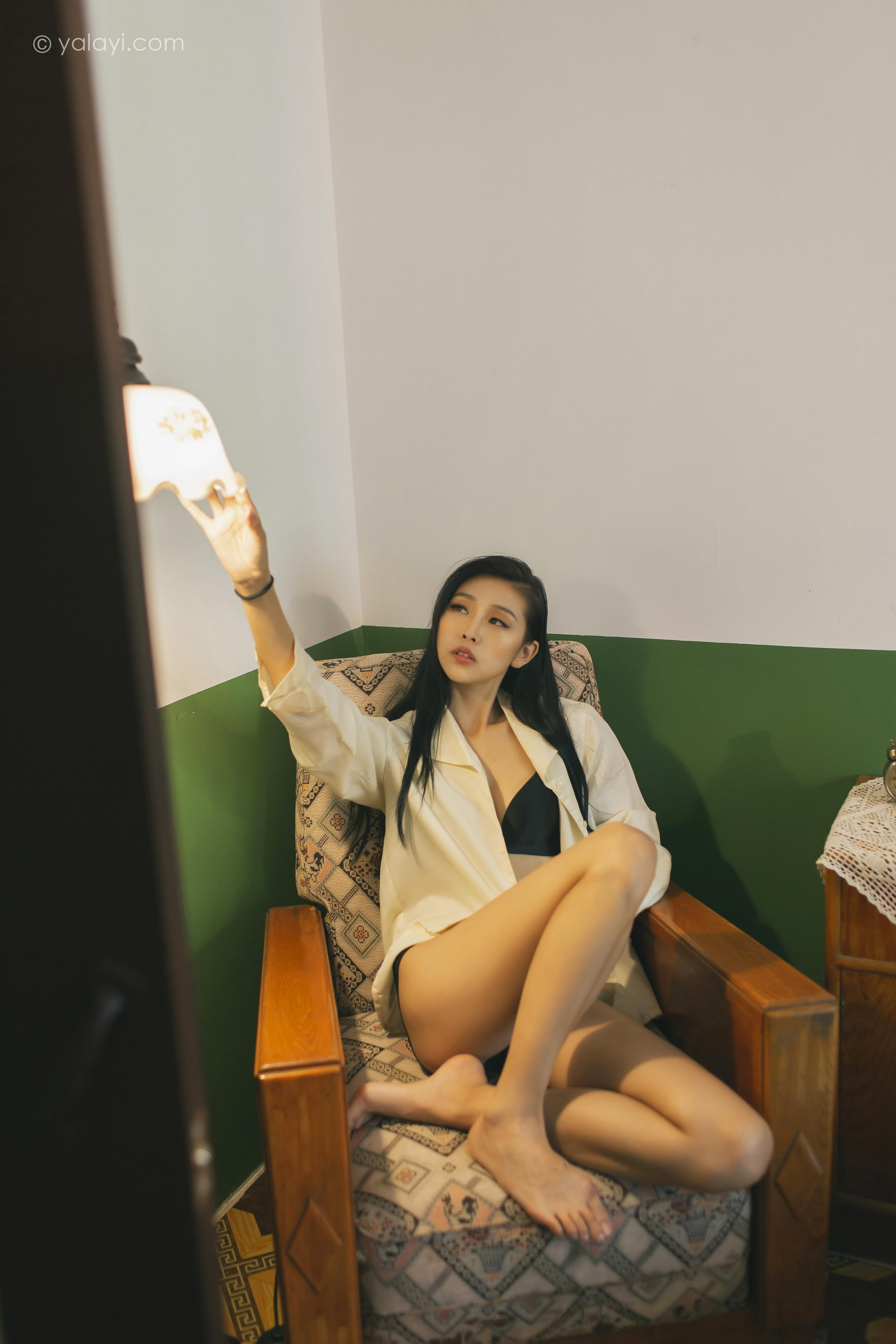 [YALAYI雅拉伊]2023.03.01 白衬衣女神 图雅 白色衬衫加黑色内衣性感私房写真集第13张