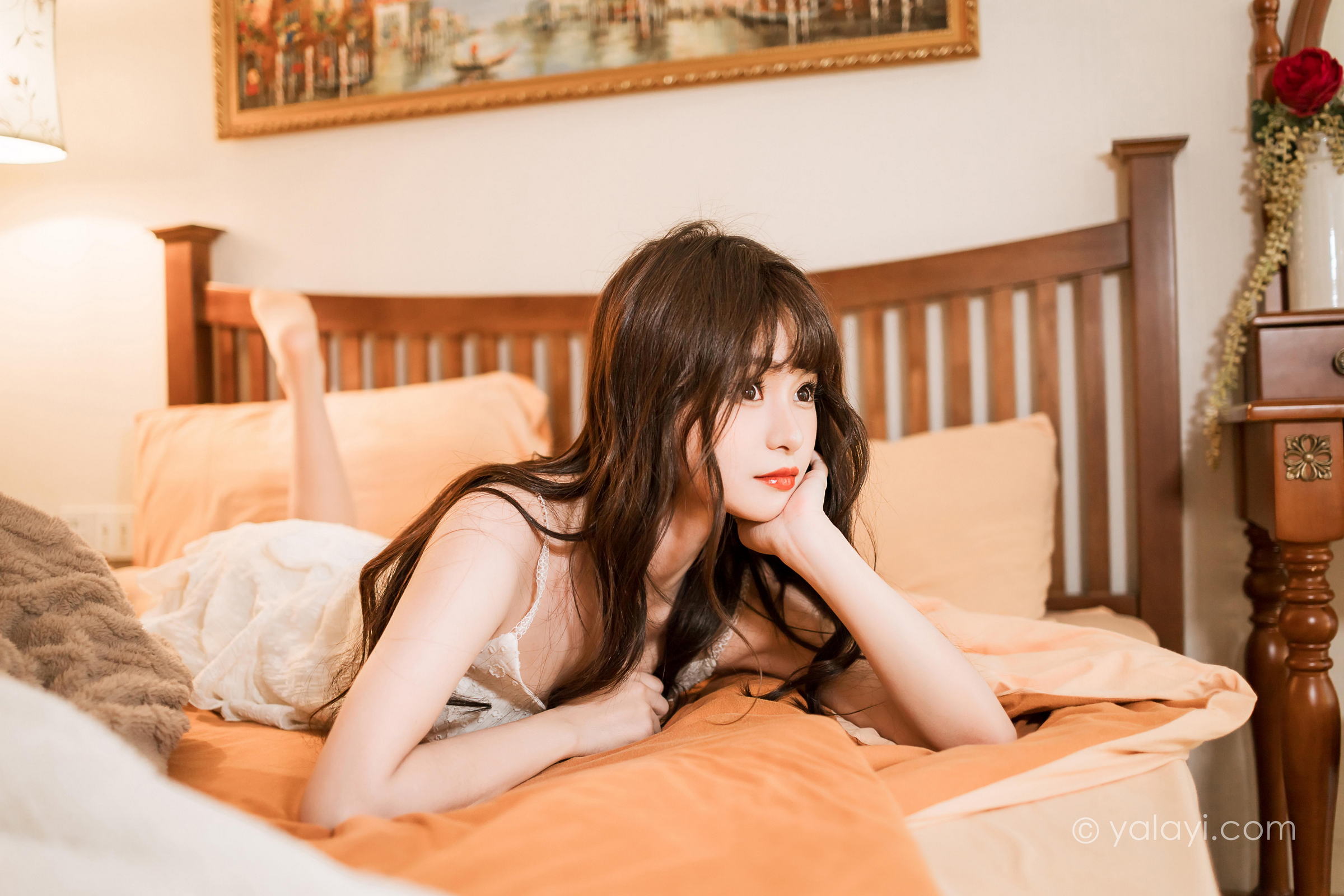 [YALAYI雅拉伊]2023.03.06 早安 小亭 白色吊带蕾丝睡衣裙加肉丝美腿性感私房写真集第3张