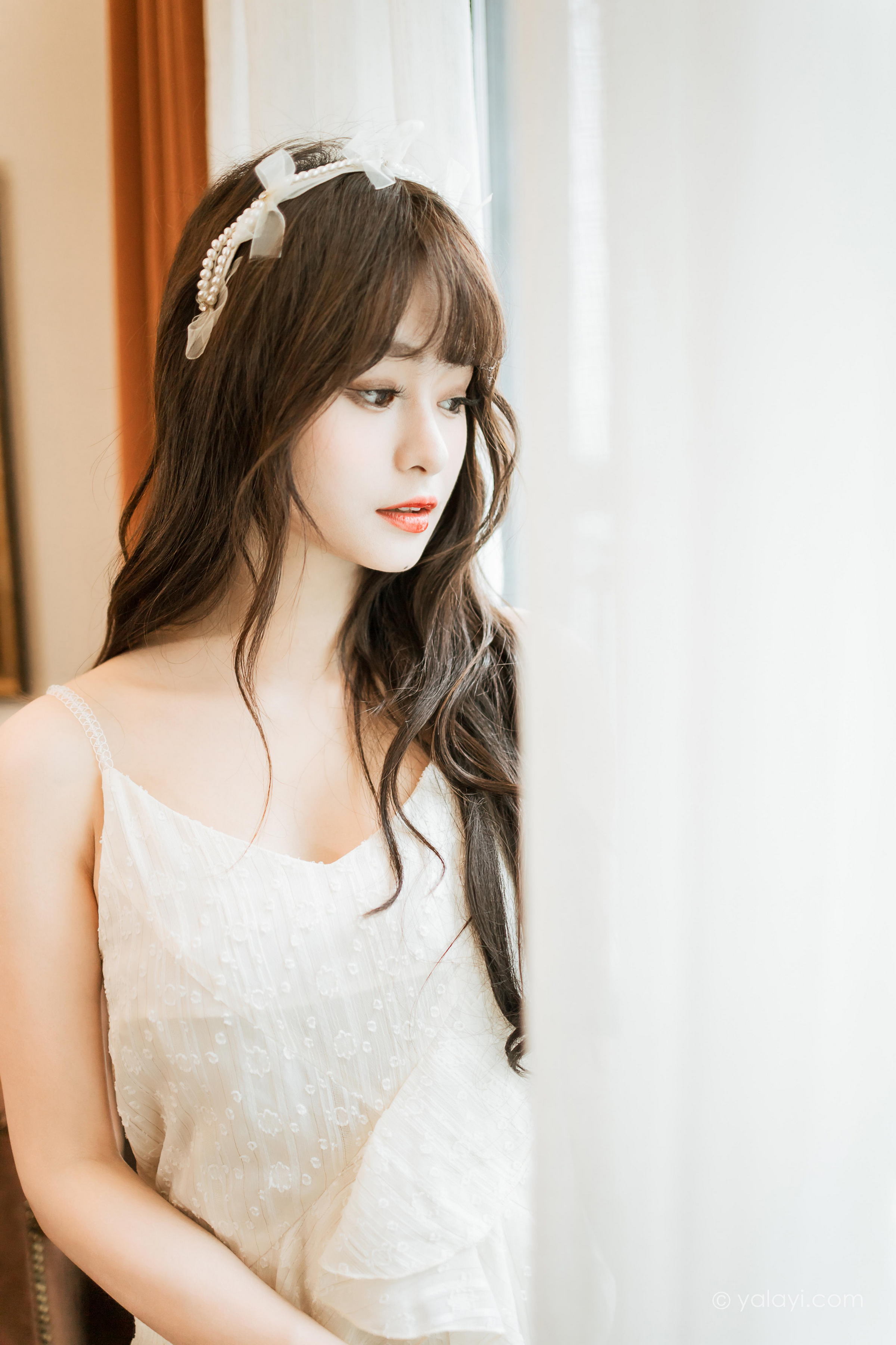 [YALAYI雅拉伊]2023.03.06 早安 小亭 白色吊带蕾丝睡衣裙加肉丝美腿性感私房写真集第11张