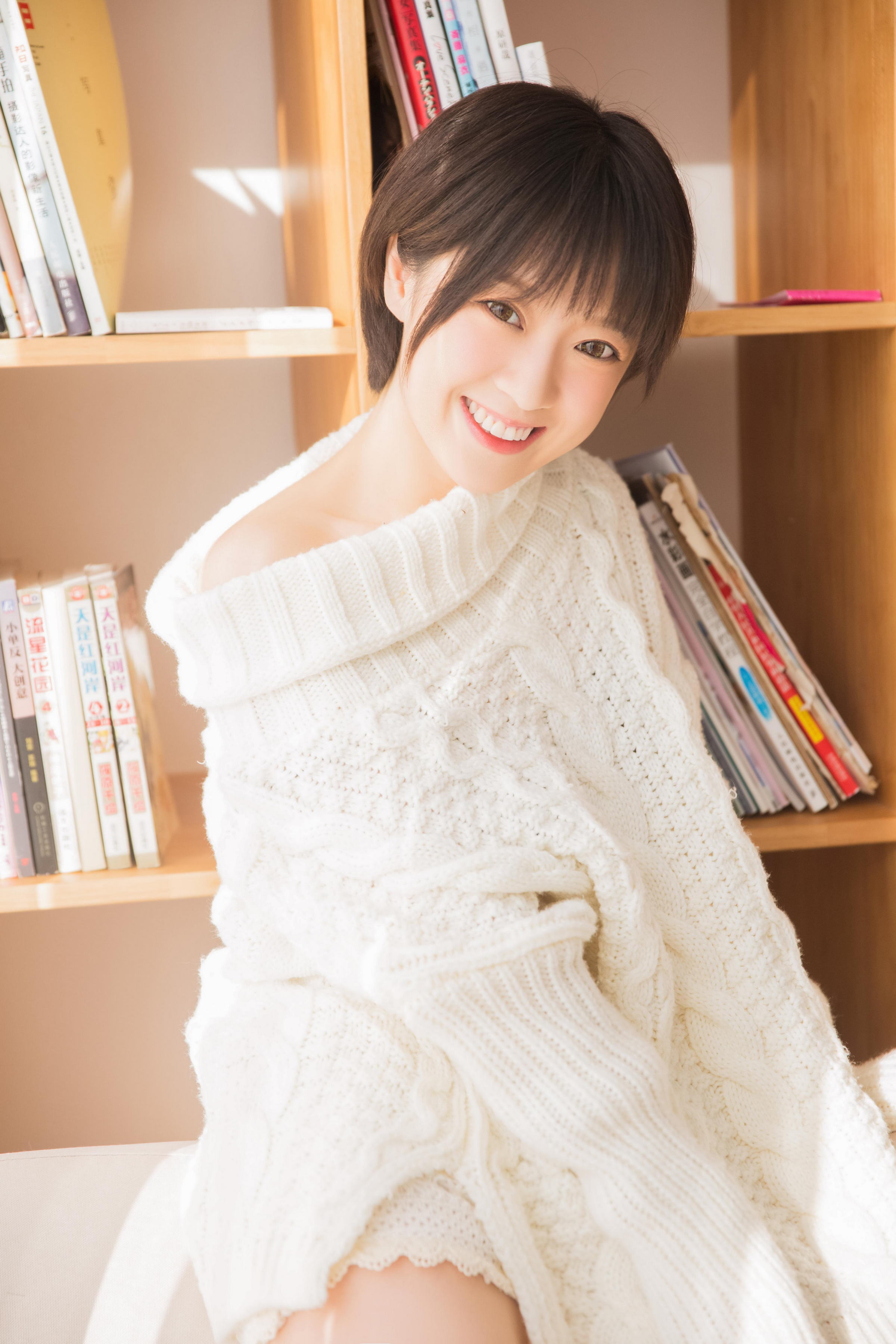 [YALAYI雅拉伊]2023.03.10 清新小女生 白色连身毛衣居家私房写真集第3张