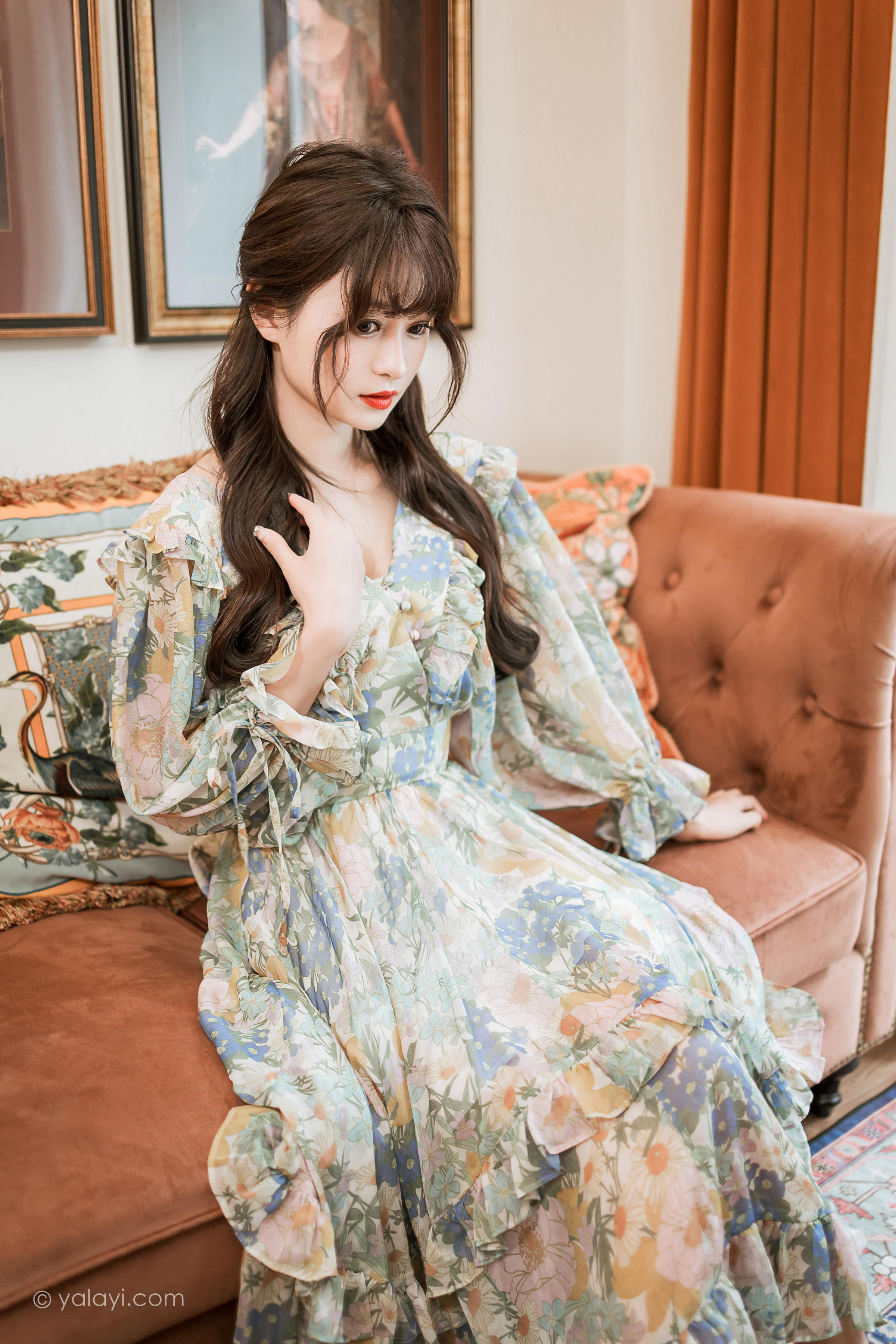 [YALAYI雅拉伊]2023.03.20 碎花裙少女 小亭 灰色碎花连衣裙居家清纯写真集第3张